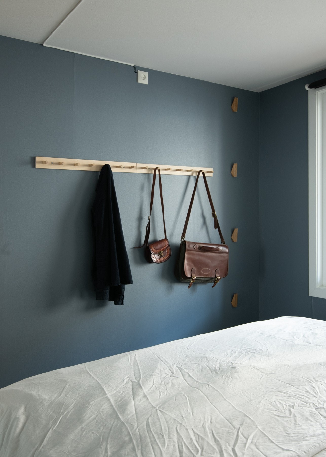 Vinduspartiet slipper inn godt med naturlig lys og bidrar til en lys og behagelig atmosfære i rommet. Galleribilde