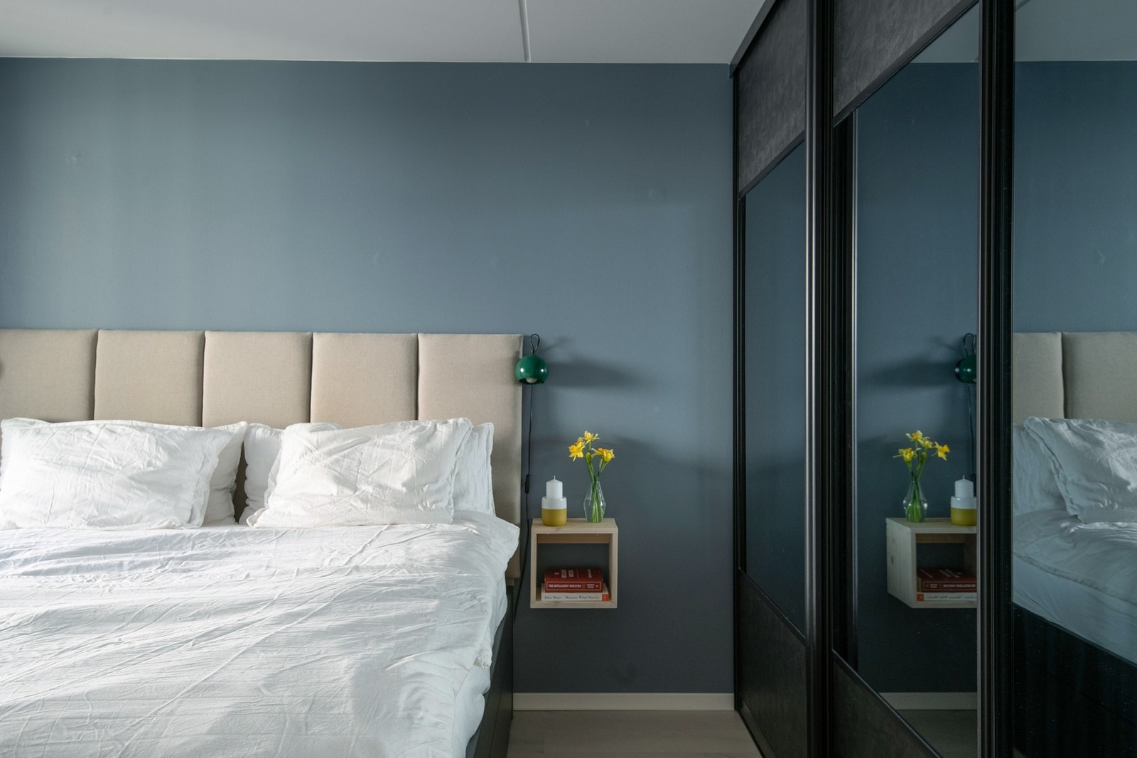 Her er det etablert en romslig garderobeløsning som gir gode oppbevaringsmuligheter. Galleribilde