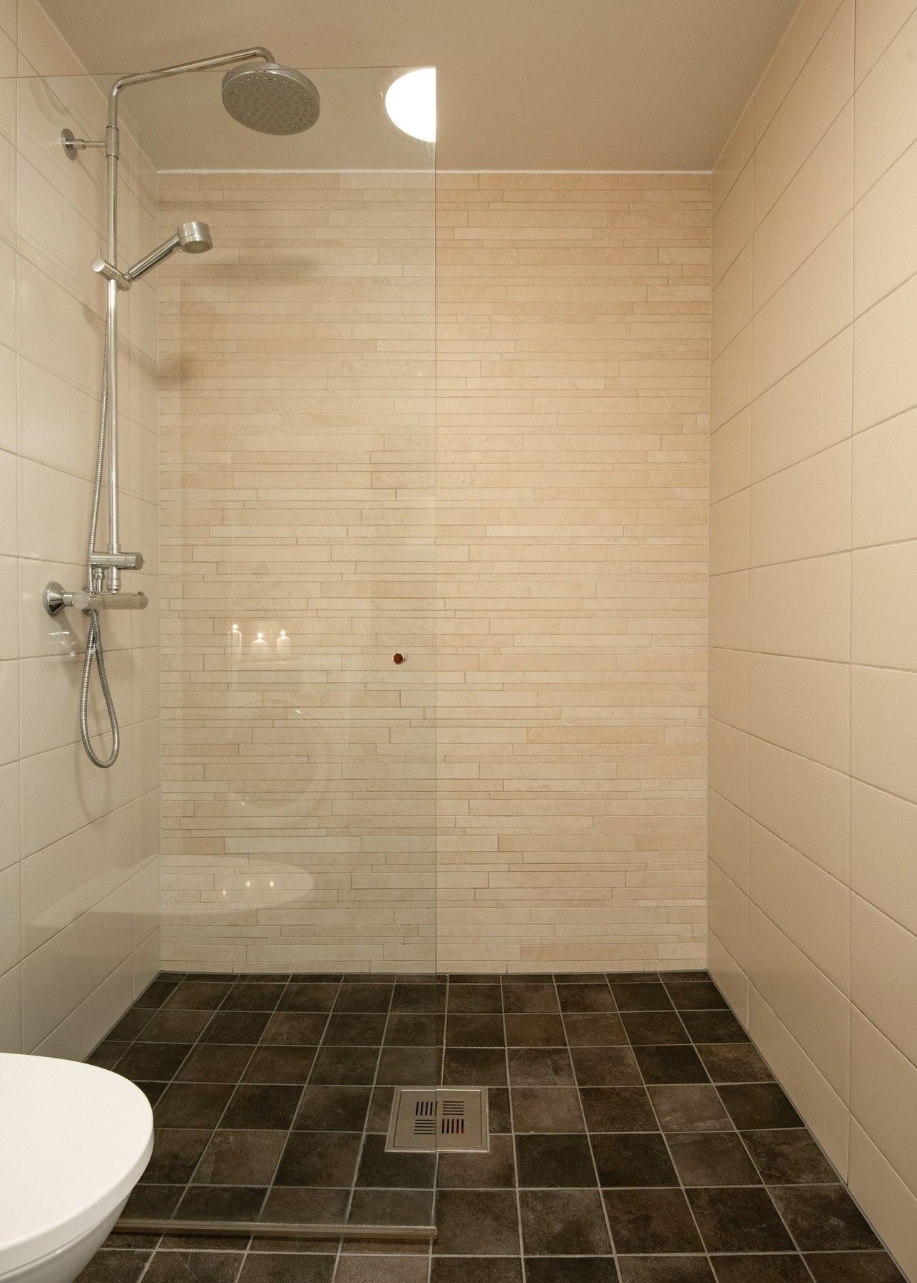 Badet er utstyrt med toalett og meget romslig dusjnisje med fastmontert glassvegg og regnfallsdusj. Termostaten på badet ble skiftet i 2026. Galleribilde