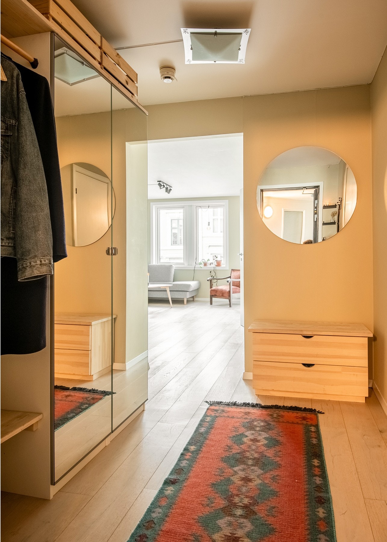 Inngangspartiet oppleves romslig og funksjonelt, med garderobeløsning til oppbevaring av yttertøy, sko og annet tilbehør. Galleribilde