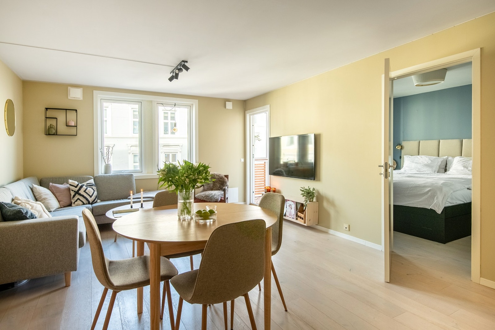 Vinduspartiet slipper inn godt med naturlig lys og gir rommet en luftig atmosfære. Vinduene ble skiftet i regi av borettslaget sommeren 2024. Galleribilde