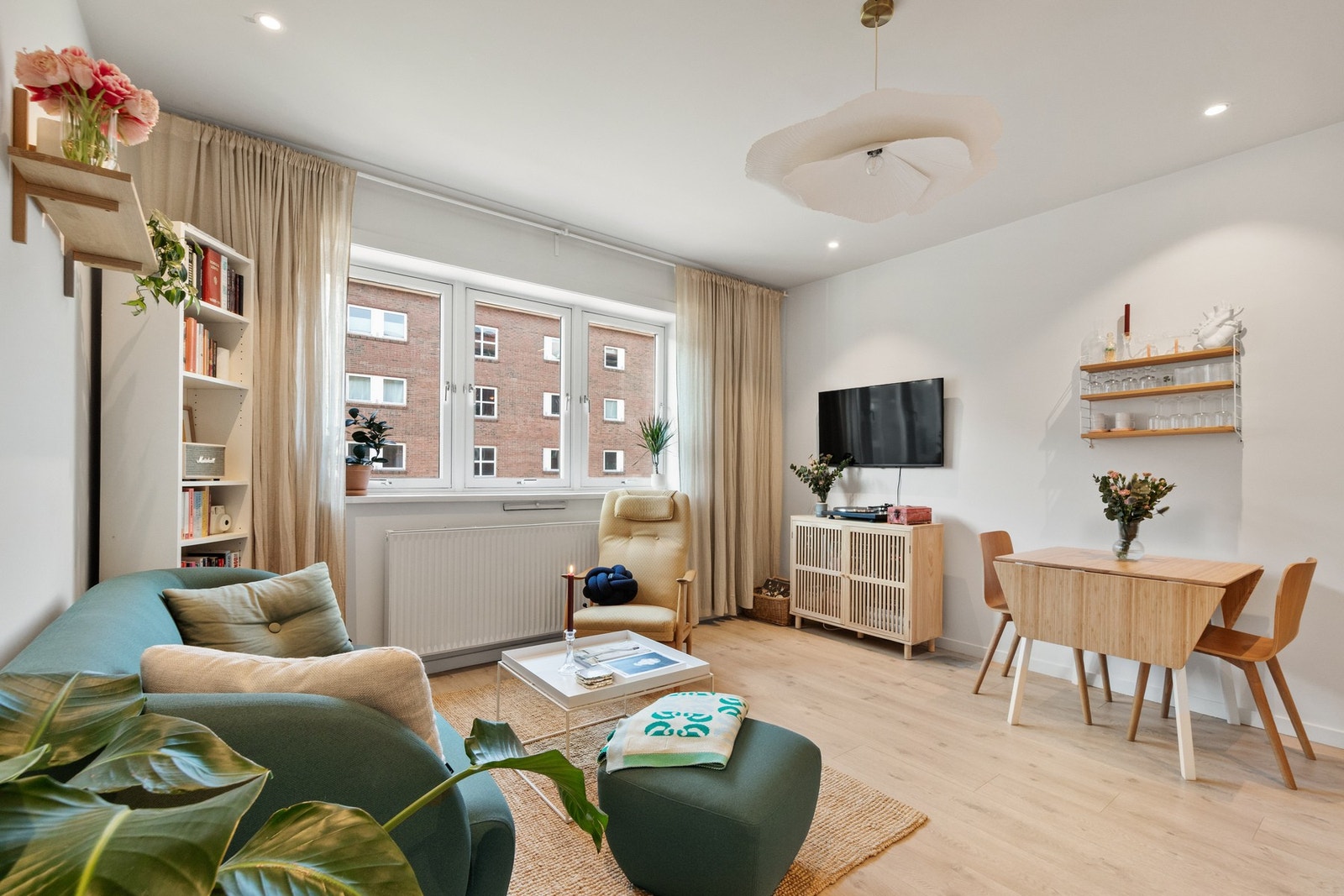 Leiligheten har en hjemmekoselig atmosfære og er enkel å innrede, da den har en fin planløsning. Galleribilde