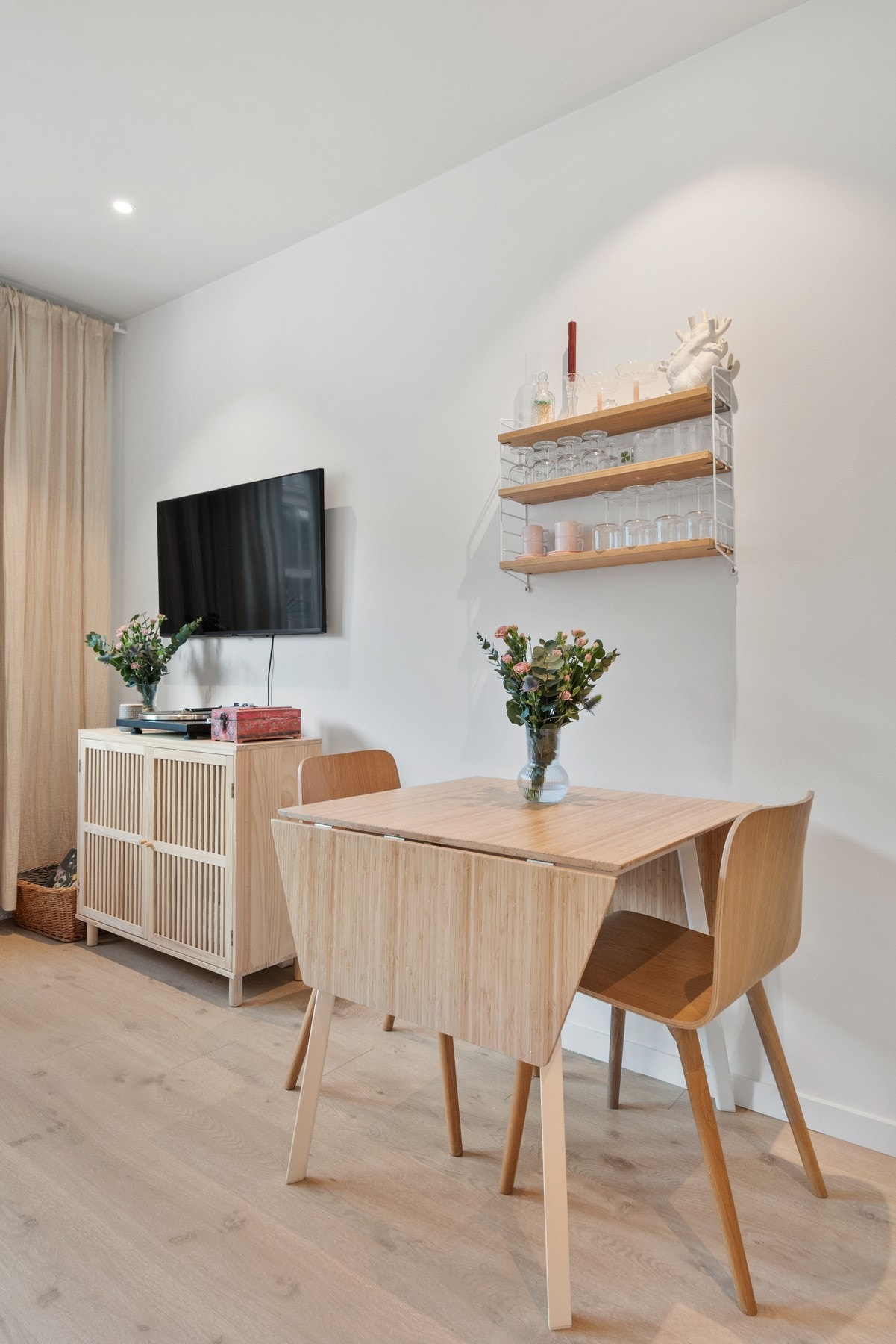 Vegger og tak ble overflatebehandlet i 2022 og boligen fremstår moderne og innflytningsklar. Galleribilde