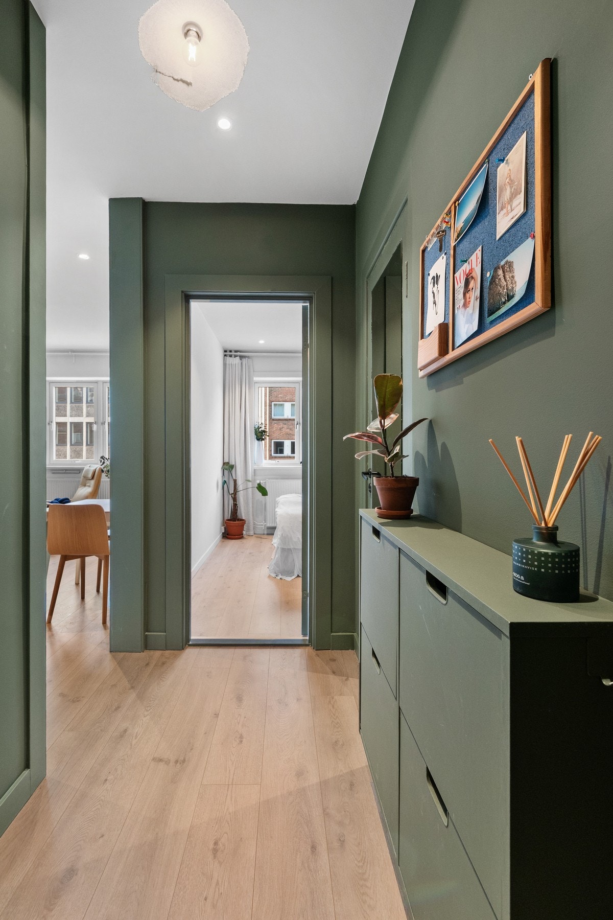 Fra entreen har du inngang til soverommet, som ble etablert og pusset opp i 2022. Galleribilde