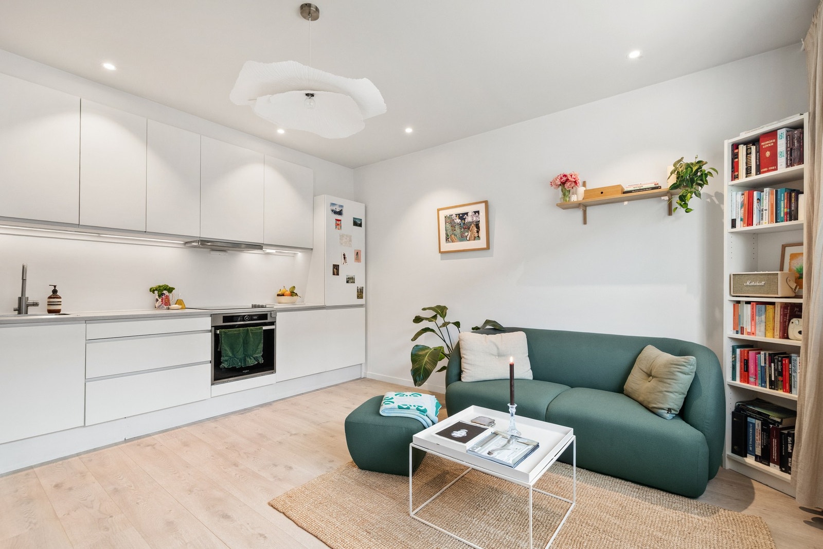 Leiligheten har stue og kjøkken i åpen løsning, noe som sikrer en god utnyttelse av arealet og skaper et hyggelig og sosialt oppholdsrom. Galleribilde