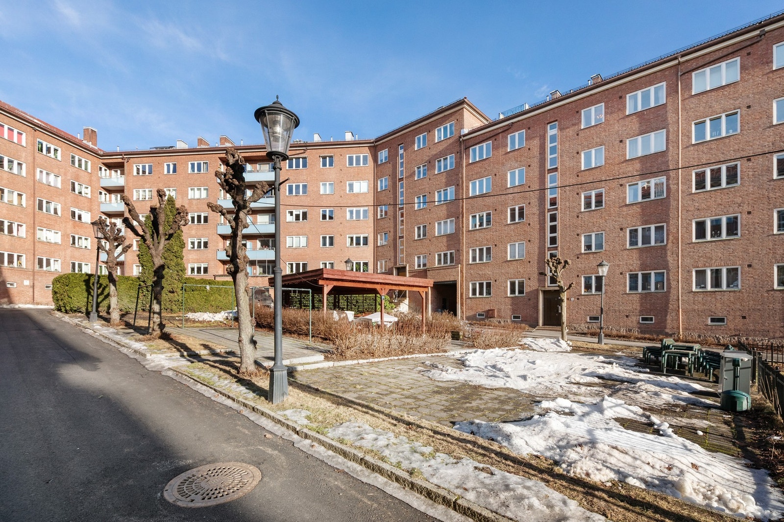 Pent opparbeidet og koselig bakgård med gassgriller som blir utplassert på sommerhalvåret. Galleribilde