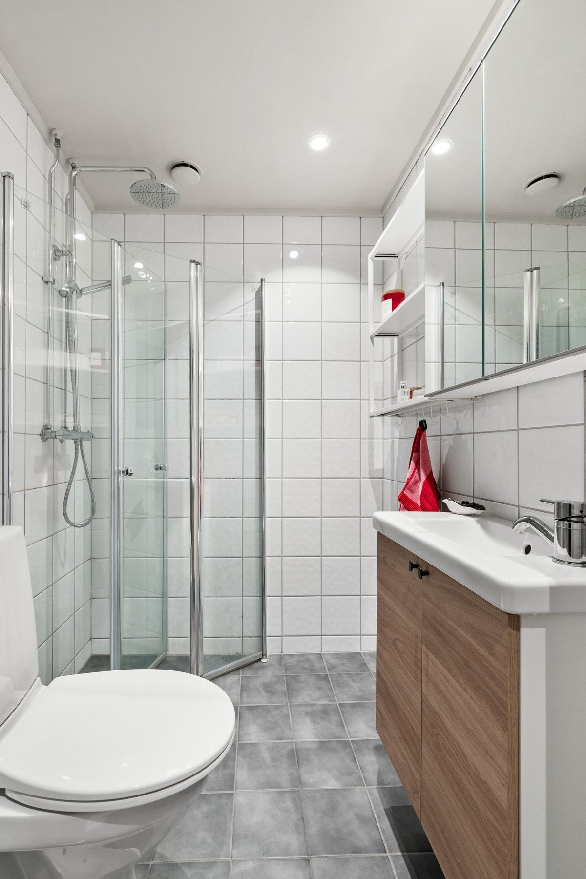 Baderomsinnredning ble skiftet i 2022. samt utbedret gulv med nye varmekabler av tidligere eier i 2013. Galleribilde