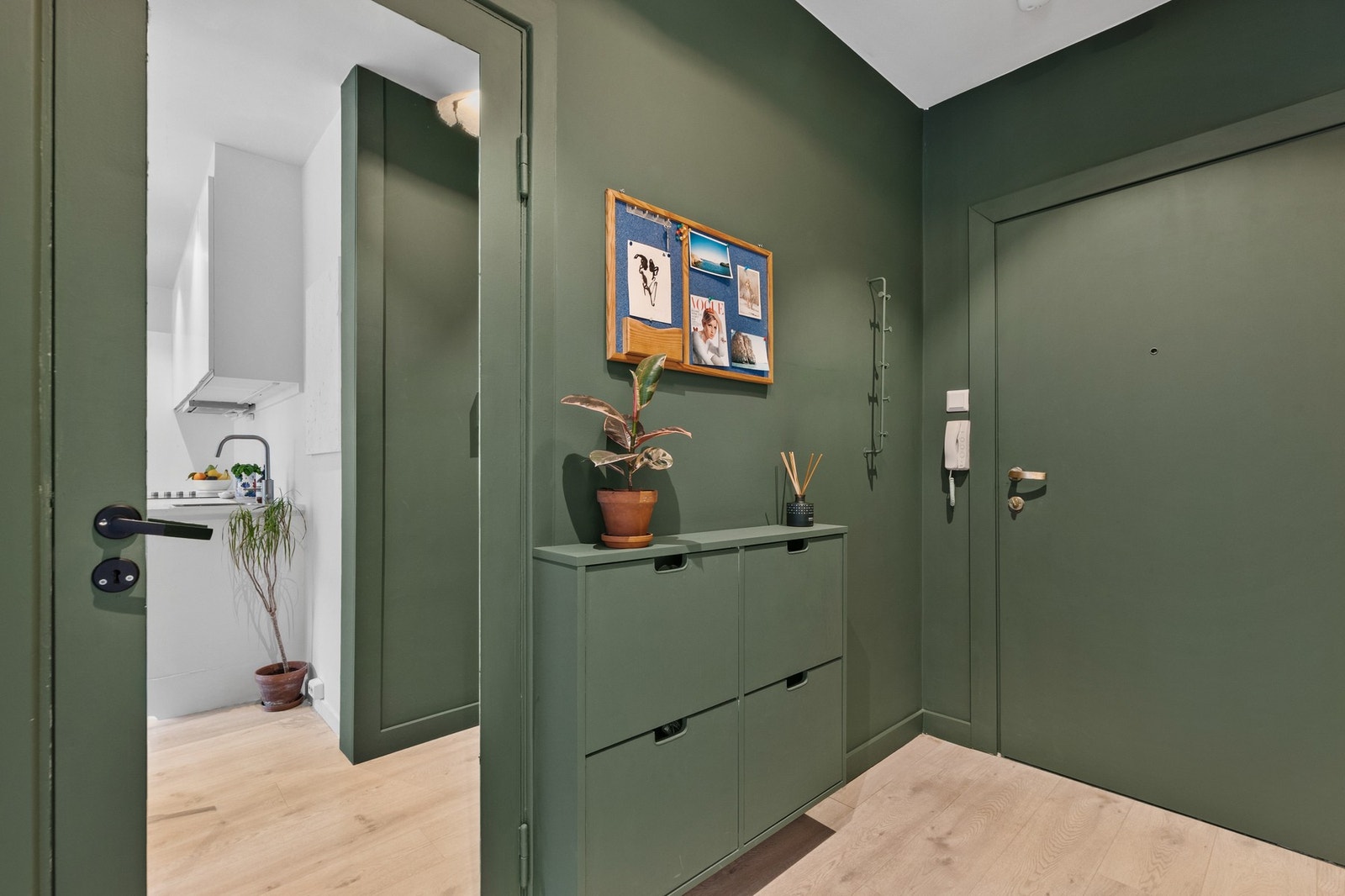 Fra entreen har du inngang til soverommet, som ble etablert og pusset opp i 2022. Her har du også et praktisk kott med plass til vaskemaskin Galleribilde