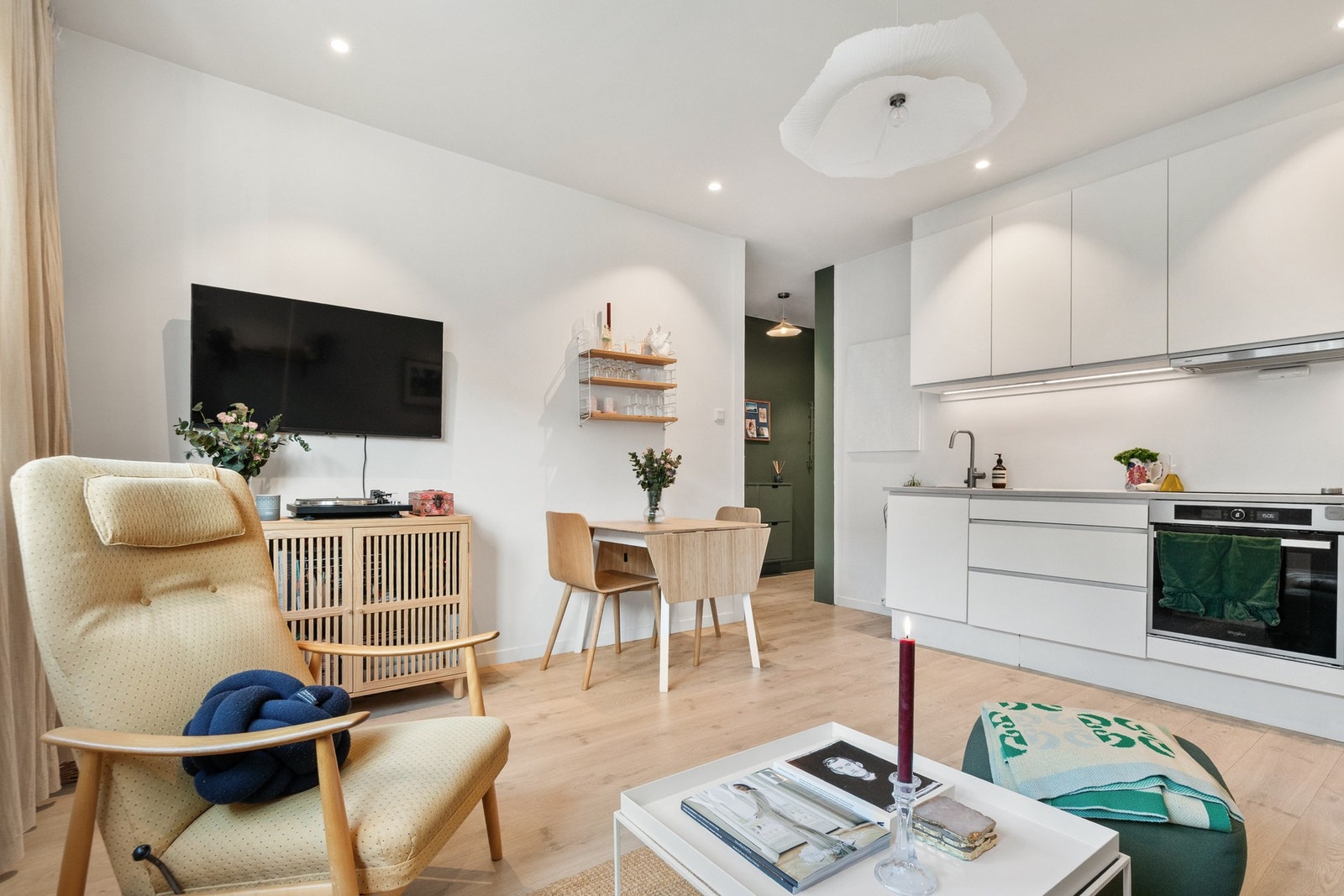 Her har du god plass til tv seksjon og spisegruppe, uten at det går på bekostning av den gode romfølelsen. Galleribilde