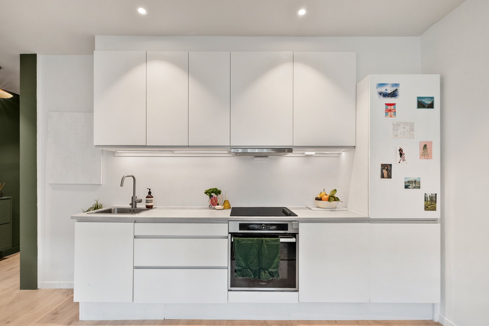 Kjøkkenet ble flyttet inn til stuen for å etablere et soverom i regi av tidligere selger i 2022. Galleribilde