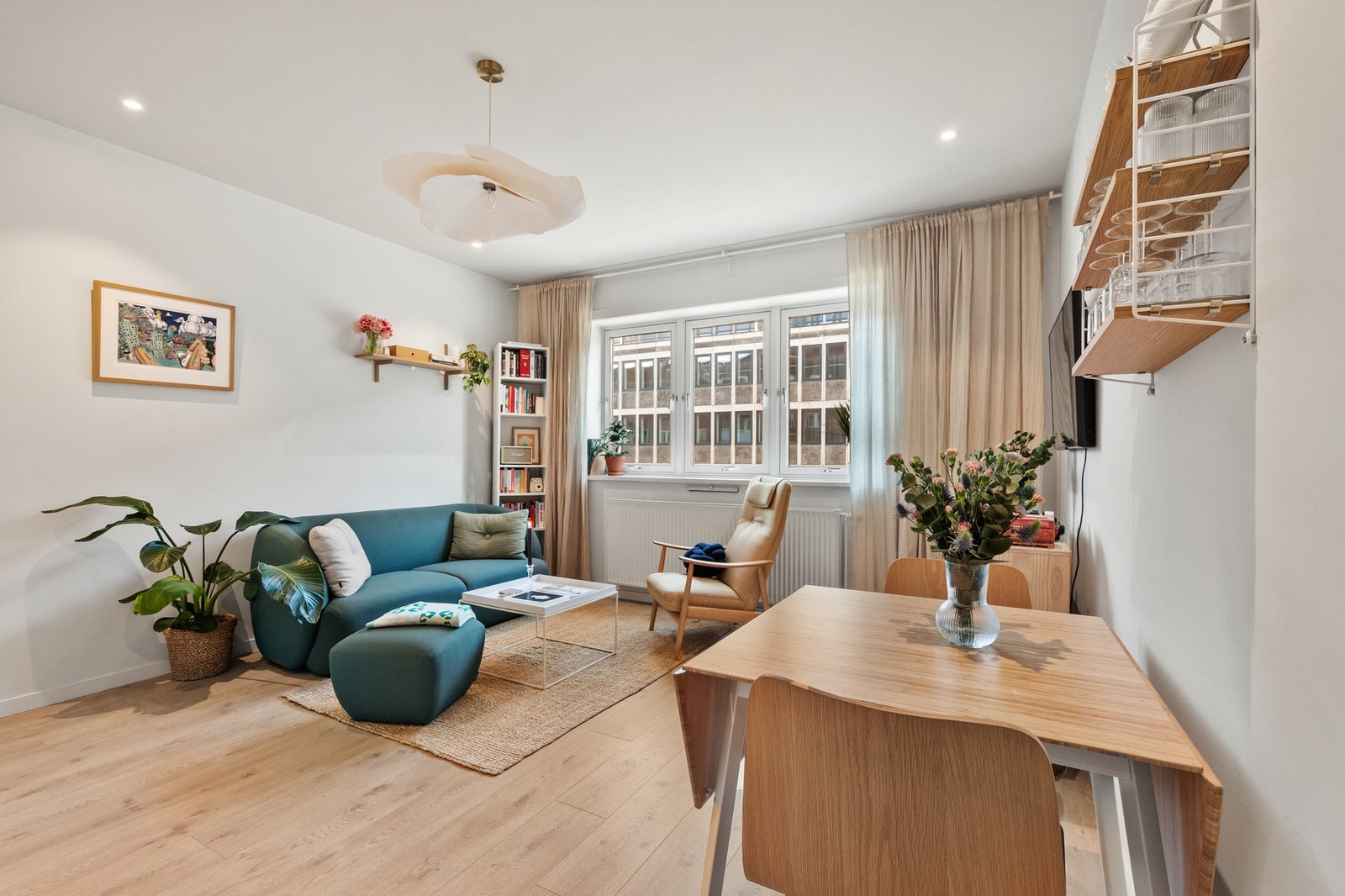 Thea Marie Gjerdalen v/ EIE Valkyrien ønsker deg velkommen til hyggelig visning i Trondheimsveien 95! Foto: https://studiowiig.com/kristoffer-haugen Galleribilde