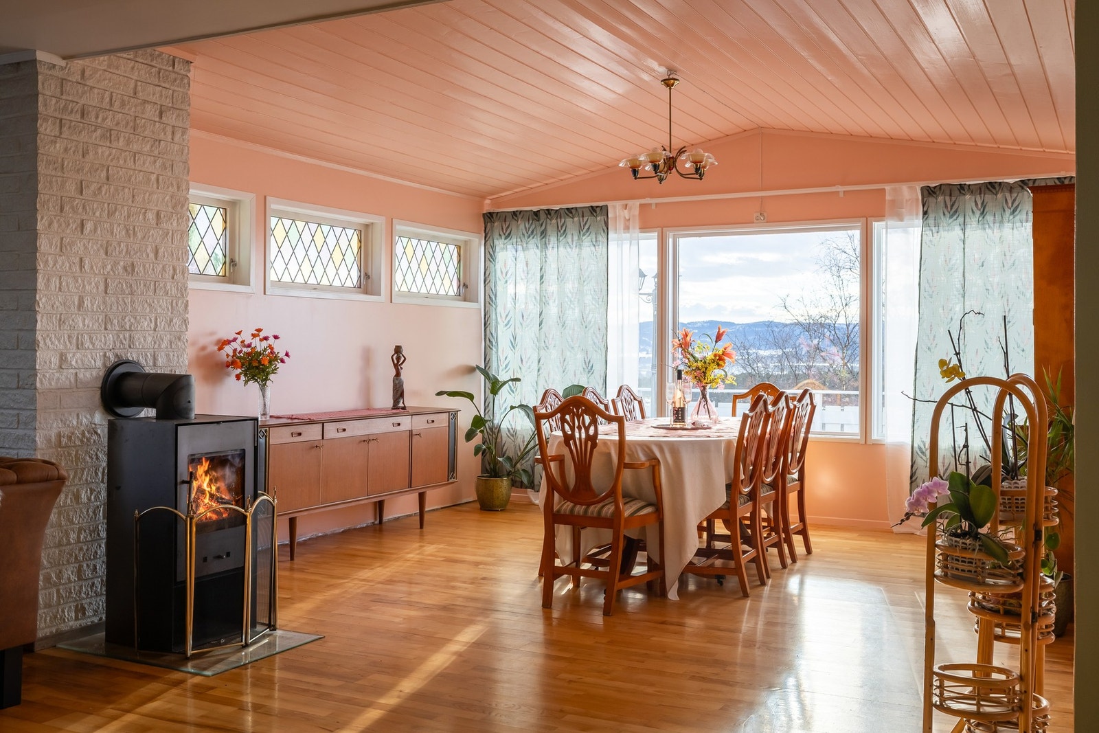 Stuen er på hele 49 kvm og påbygget ytterst har ekstra god takhøyde og store vinduer mot utsikten. Galleribilde