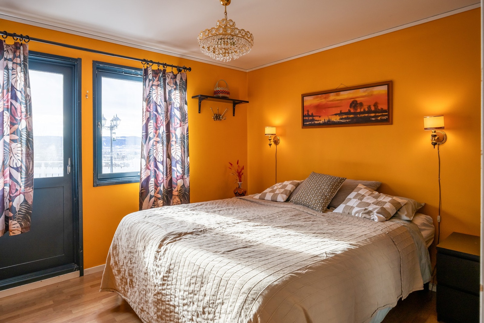 Det ene soverommet i etasjen er på 10,5 kvm og har utgang til veranda. Galleribilde