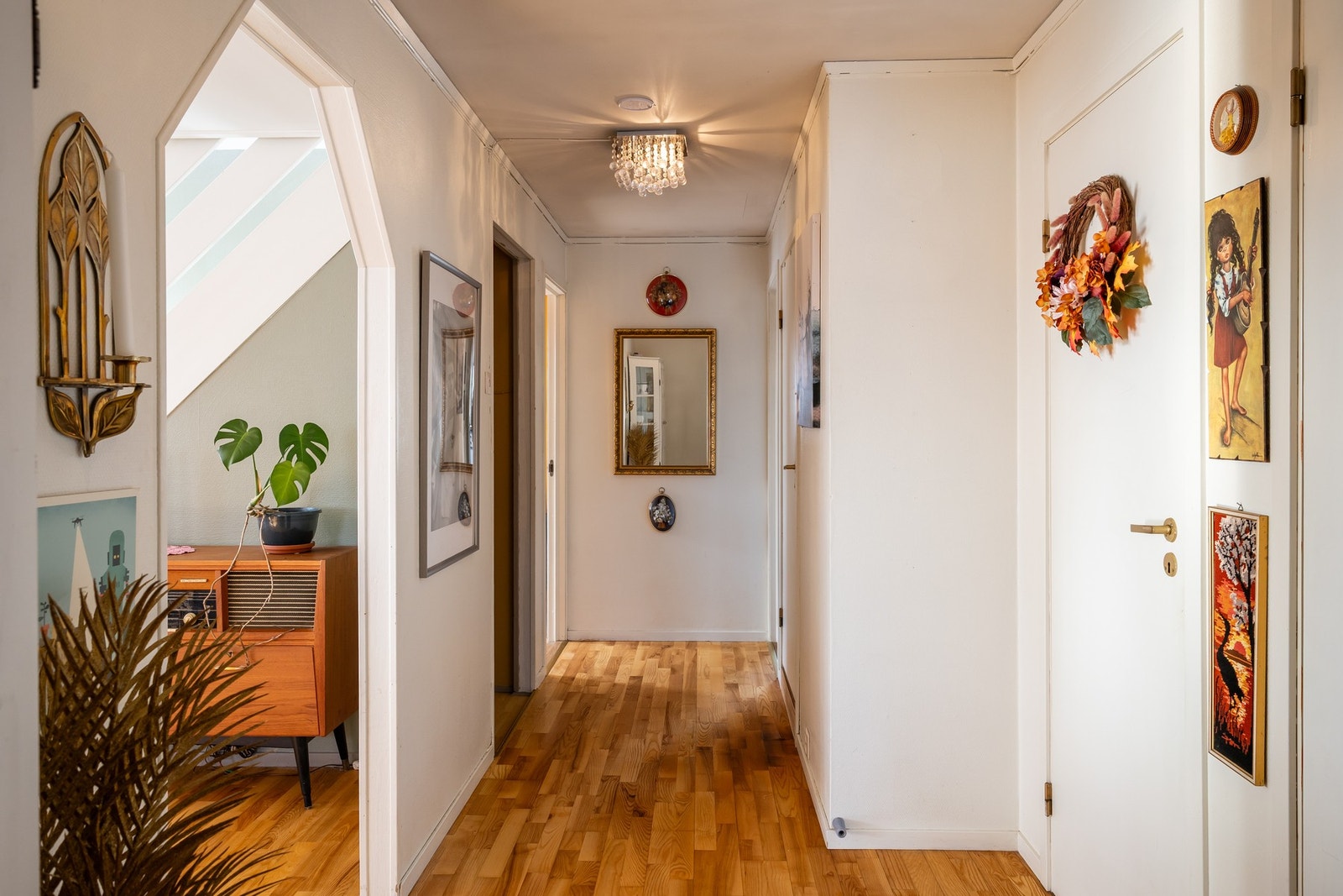 Videre i etasjen her har man en soveromsavdeling med 2 soverom, bad, wc og en bod. Galleribilde