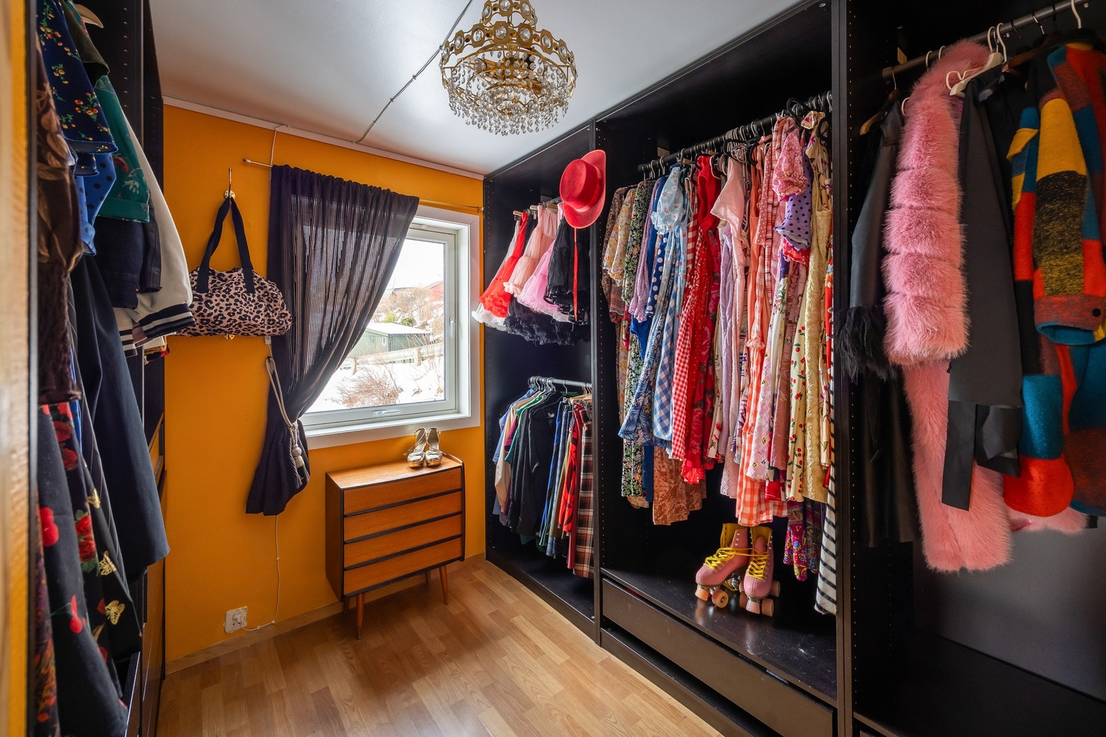 Soverom 2 i denne etasjen er på 7,3 kvm og er idag innredet som garderoberom. Galleribilde