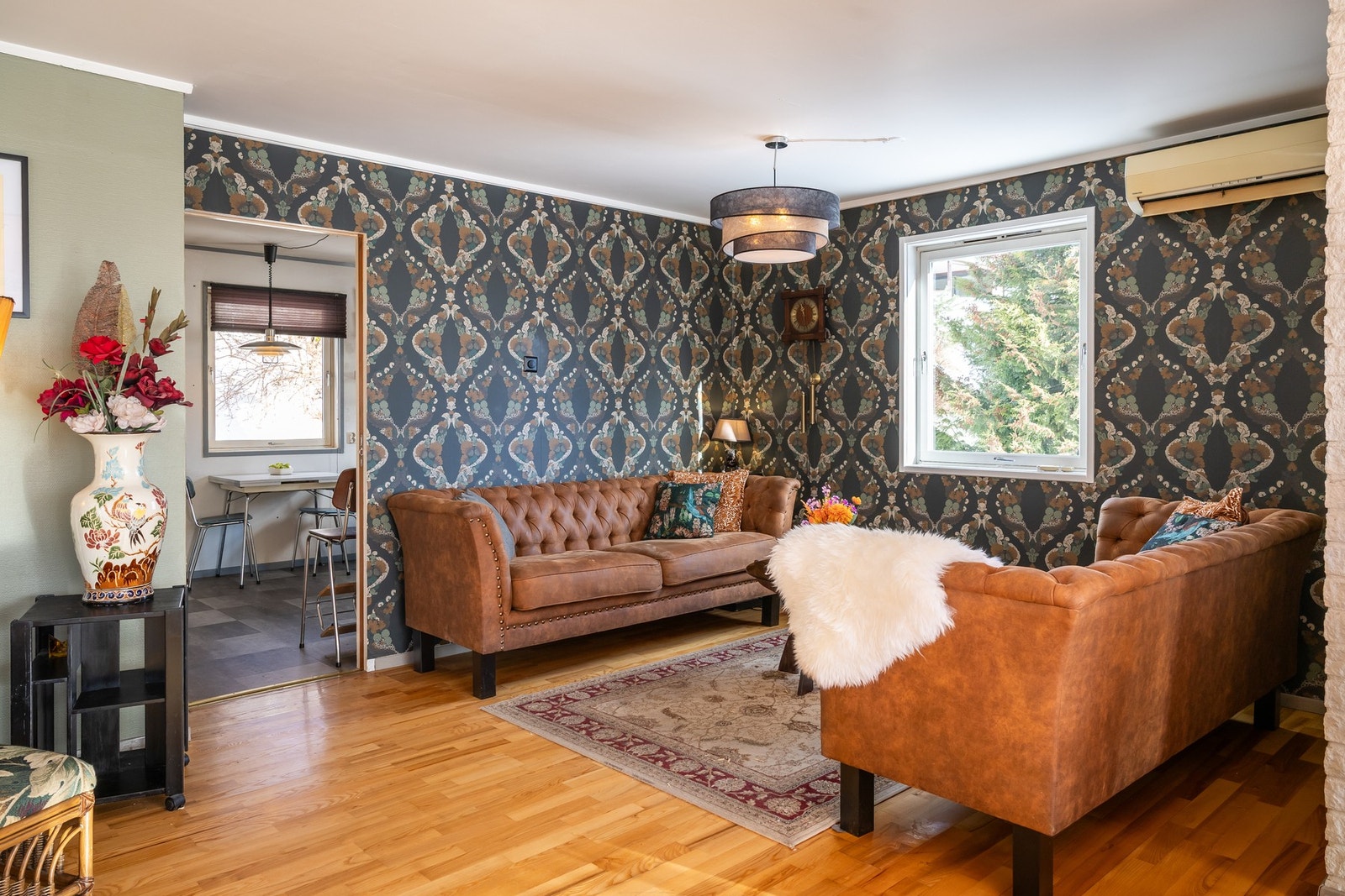 Det er tilgang til kjøkken fra stuen, som er en lettvegg, som gir mulighet for å åpne opp dersom man ønsker en slik løsning. Galleribilde