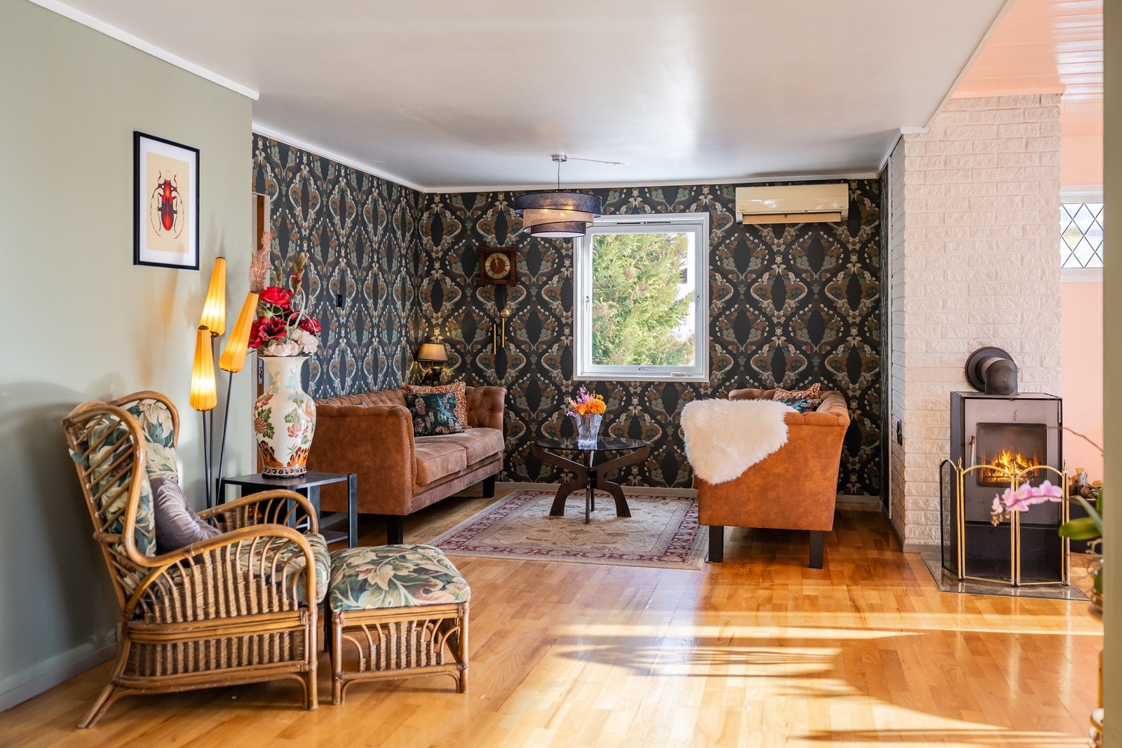 Boligen er fra 1972 og påbygd i 1988. Den går over 3 plan, hvor nederste plan er sokkeletasje, hvor det meste er uinnredet. Det er derfor god plass for flere avdelinger og muligheter. Galleribilde