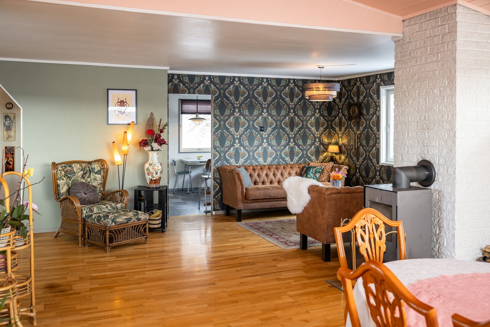 Stuen har både vedovn og varmepumpe. Galleribilde