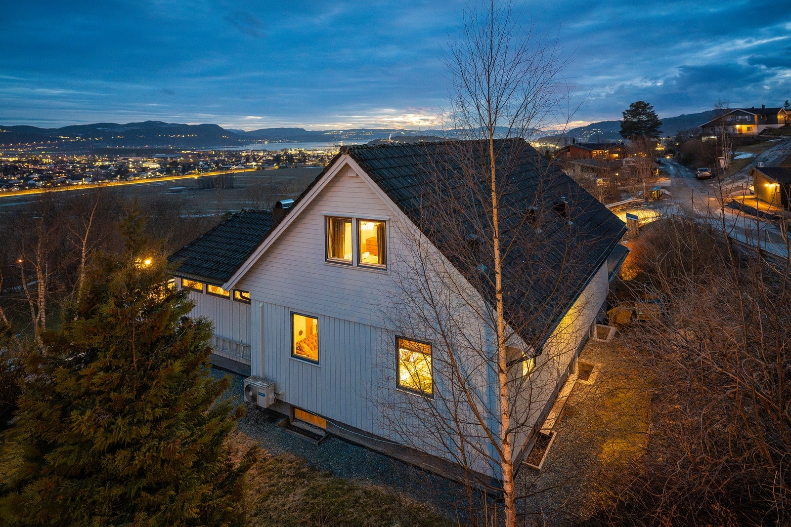 Hage på baksiden, sokkel fikk ny drenering for noen år siden. Boligen ligger i Stokkhaugan, like nedenfor den flotte golfbanen i Stjørdal.Området er populært for sin beliggenhet mye på grunn av at man ligger i såpass i høyden at man får fantastisk utsikt, Galleribilde