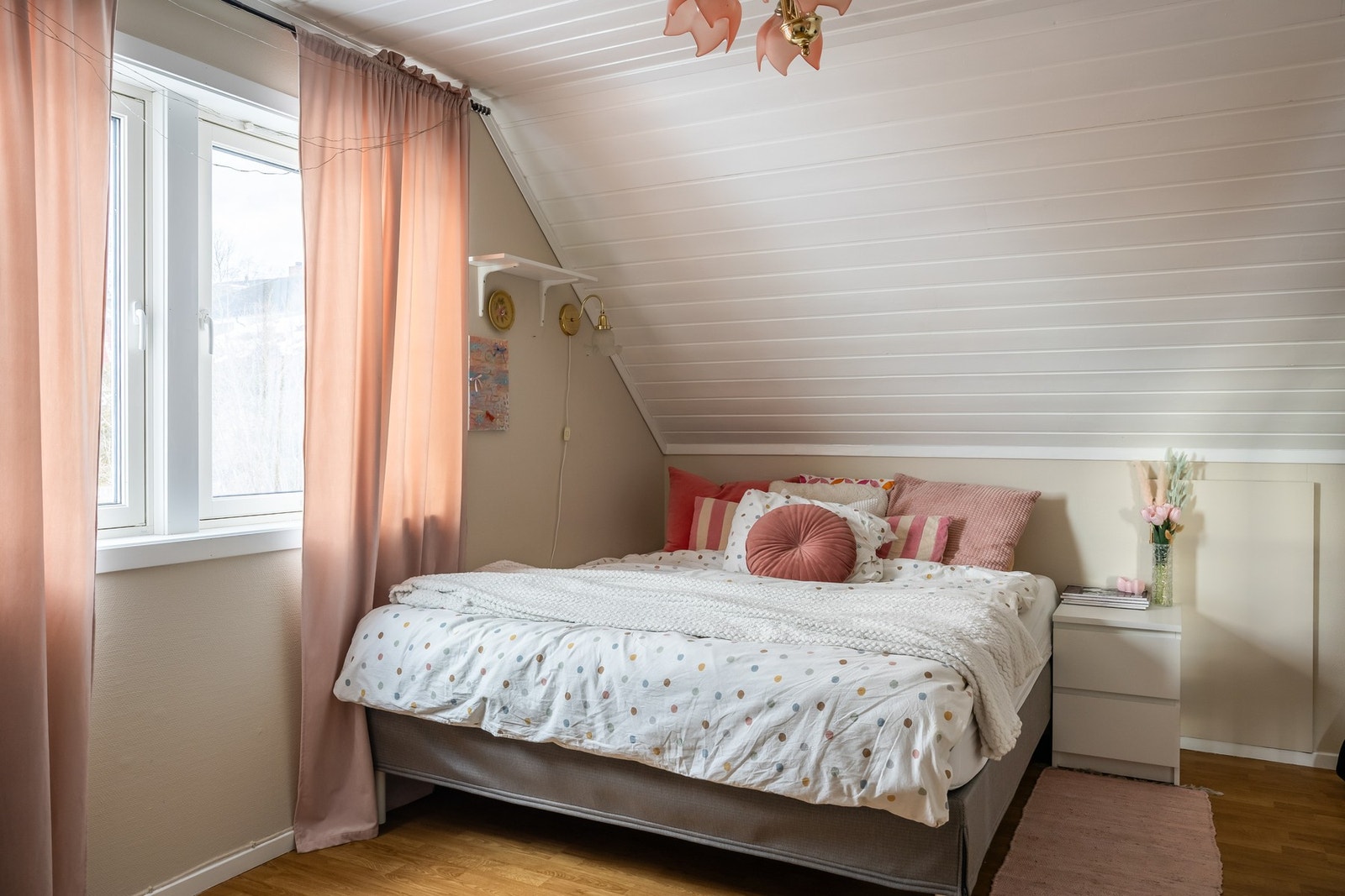 Det andre soverommet på loftet er også svært romslig på 14,2 kvm. Galleribilde