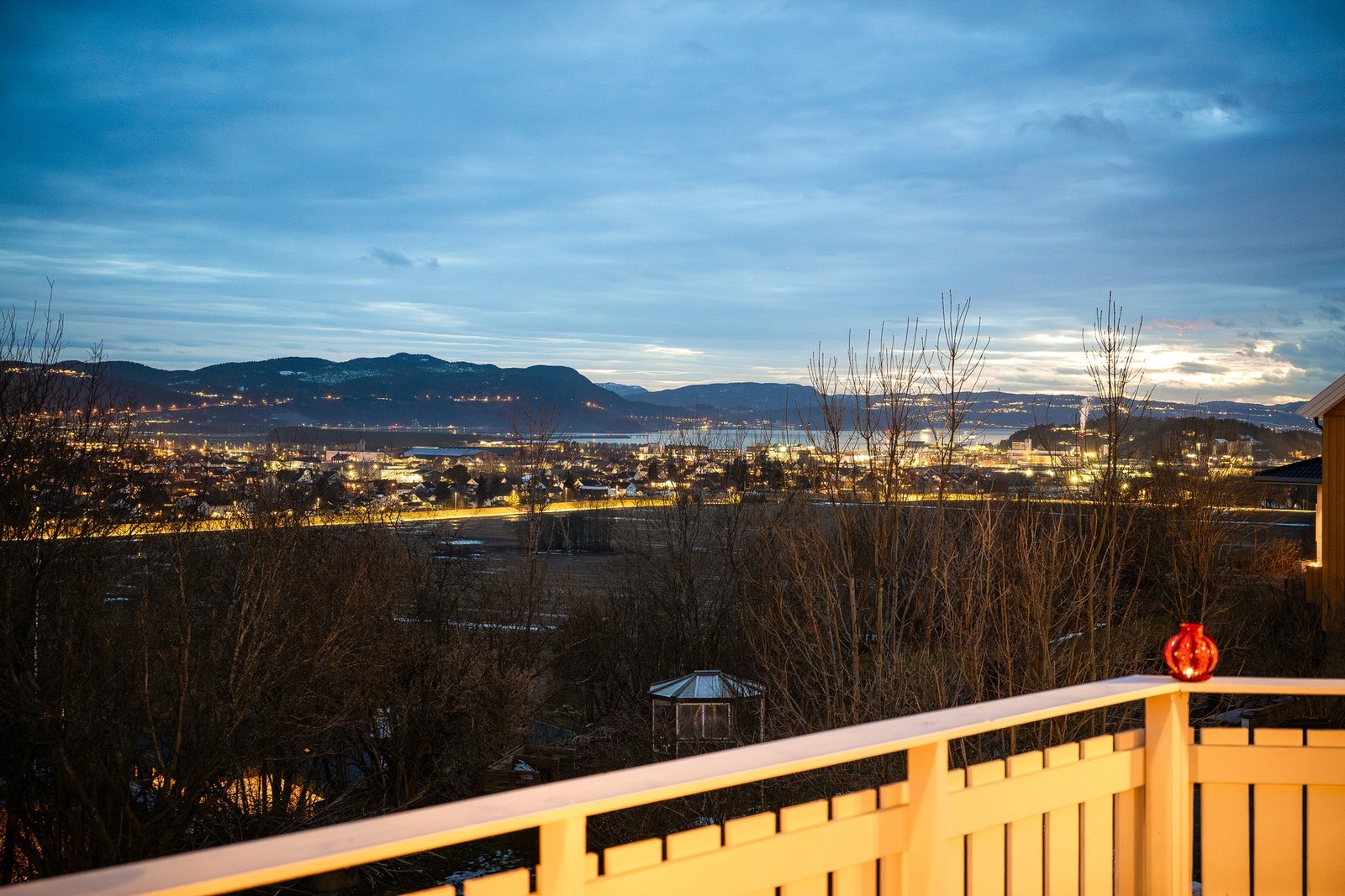 Her har man flott utsikt utover byen og fjorden. Galleribilde