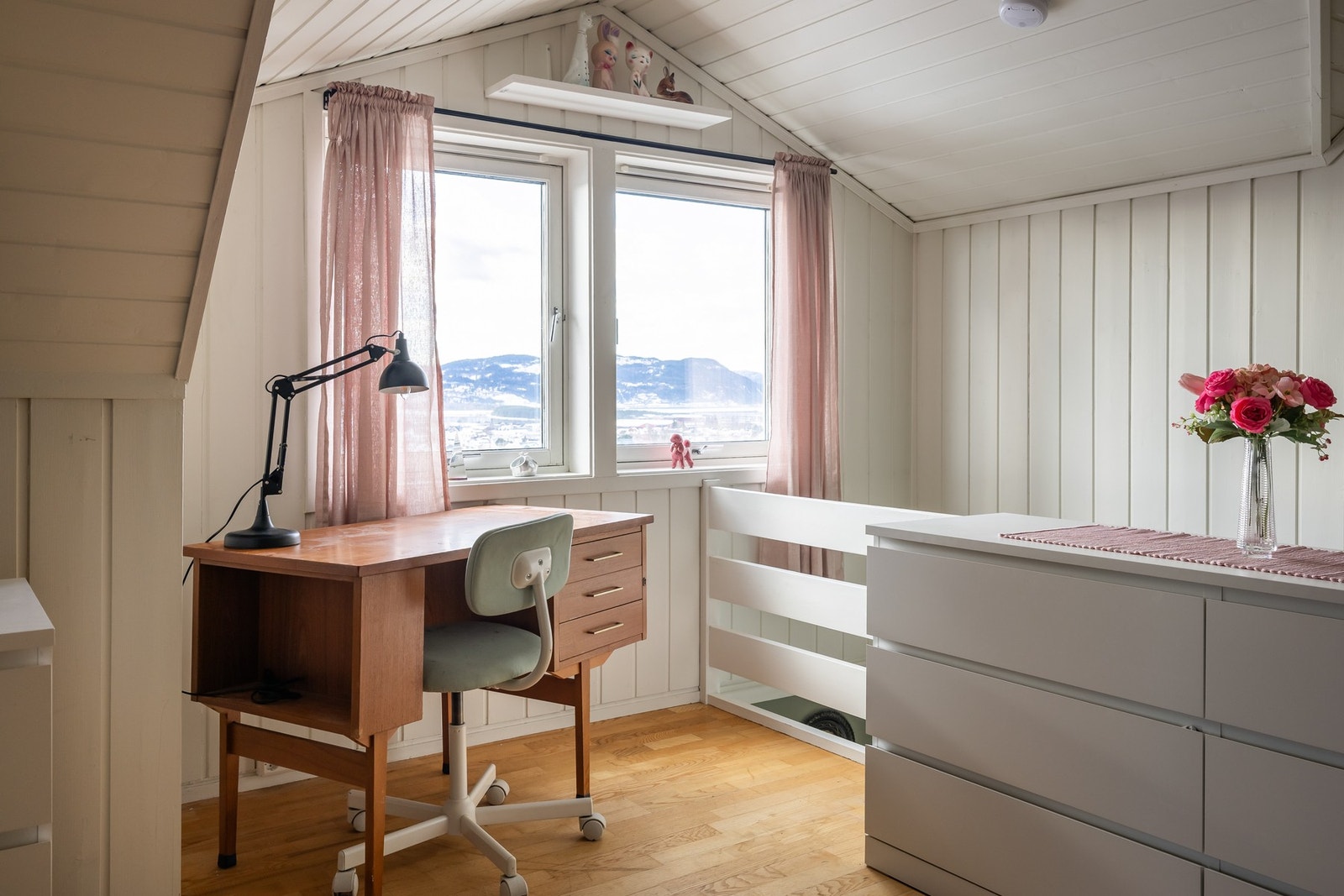 Det er også en fin krok for hjemmekontor med vinduer mot utsikten. Galleribilde