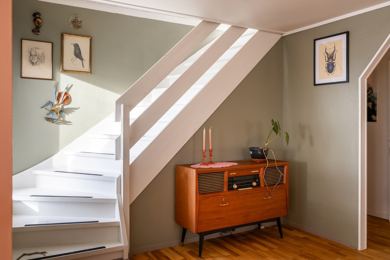 Fra stuen har man trapp opp til loftsetasje med egen avdeling. Galleribilde