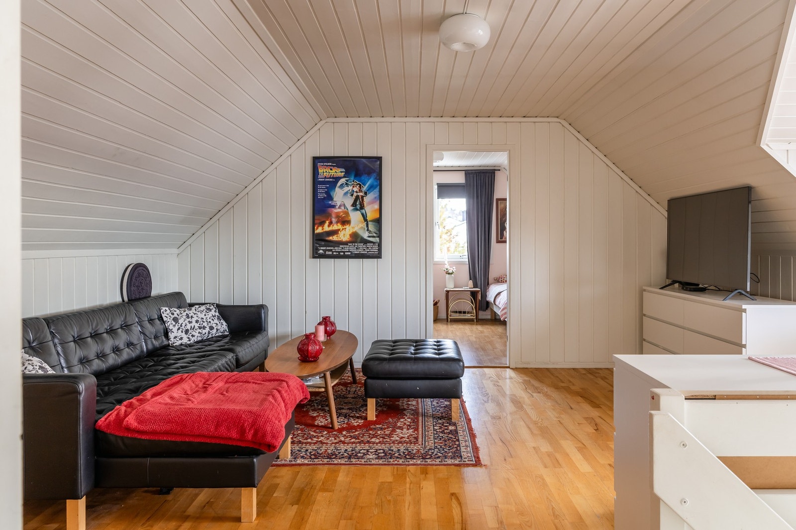 I loftsetasjen har man en veldig fin avdeling med romslig loftstue og 2 store soverom. Galleribilde