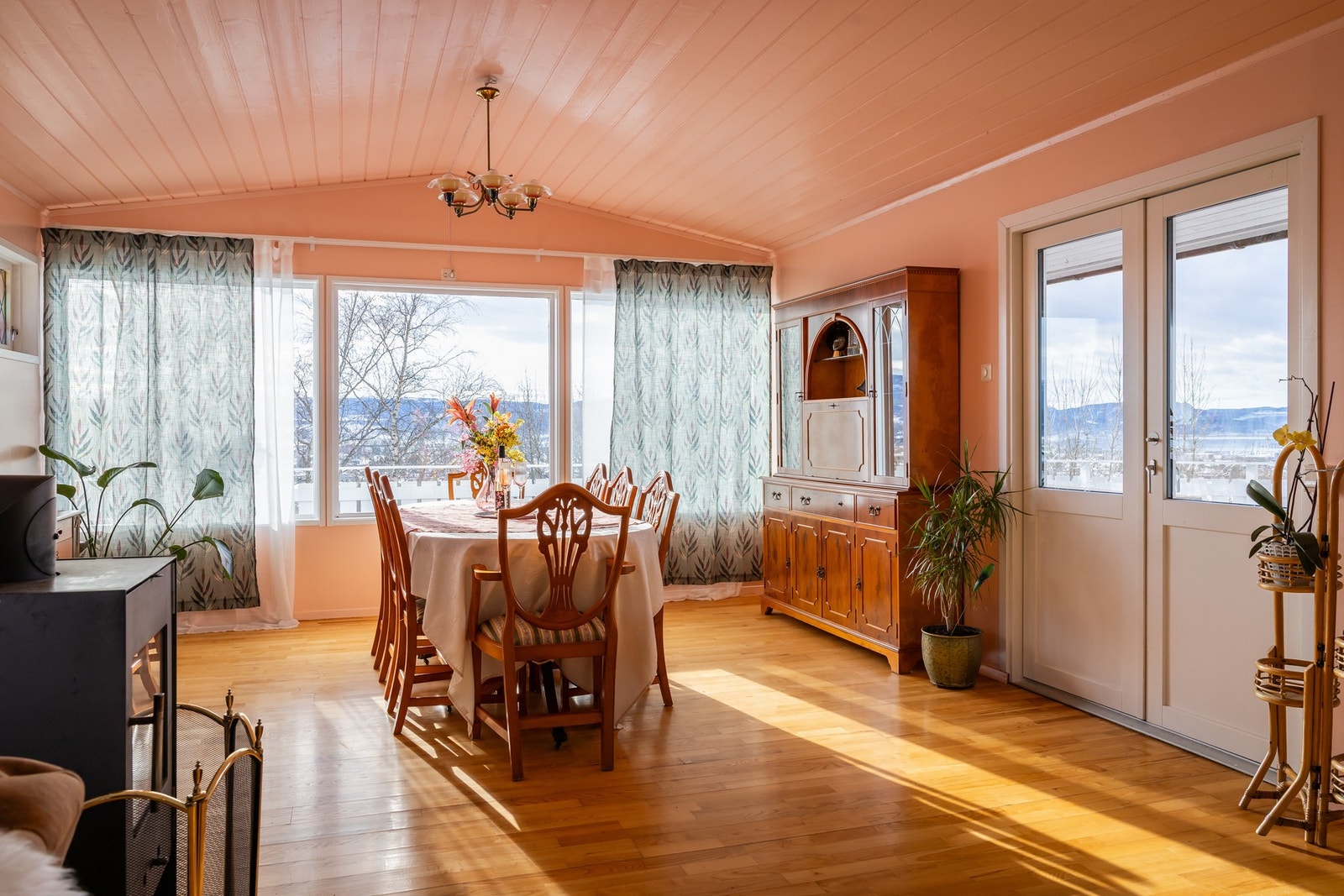 Fra stuen er det utgang til stor veranda på 56 kvm. Galleribilde