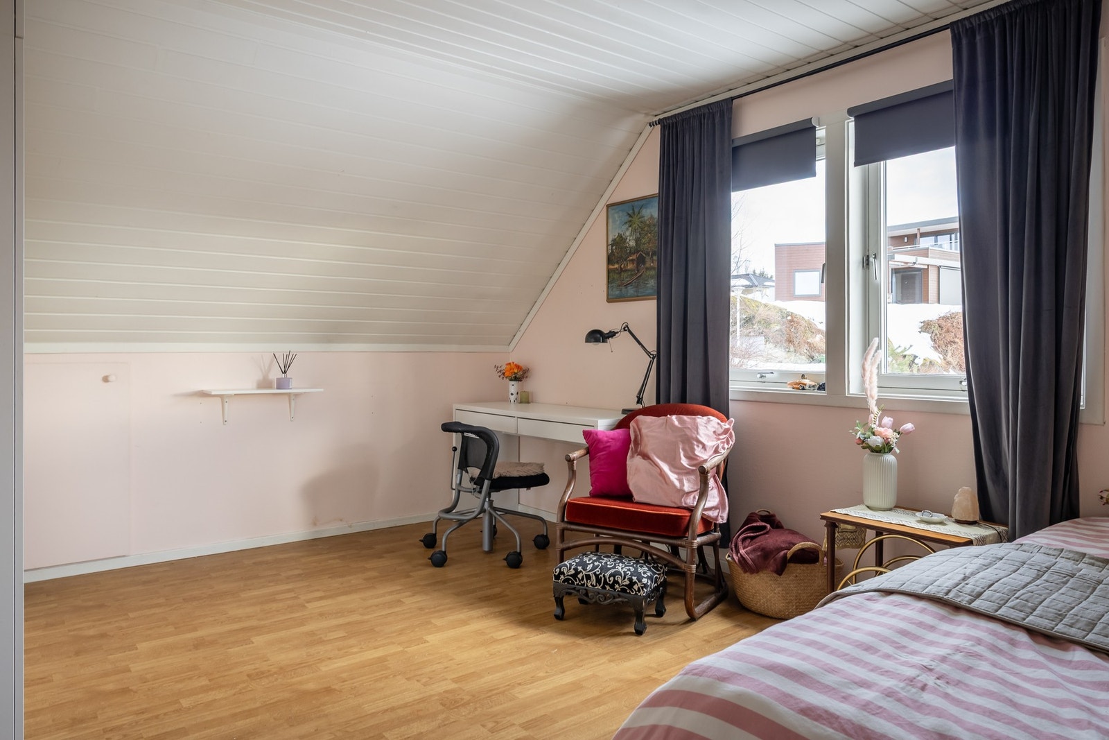 Praktiske kneloft med lagringsmuligheter på begge soverom. Galleribilde