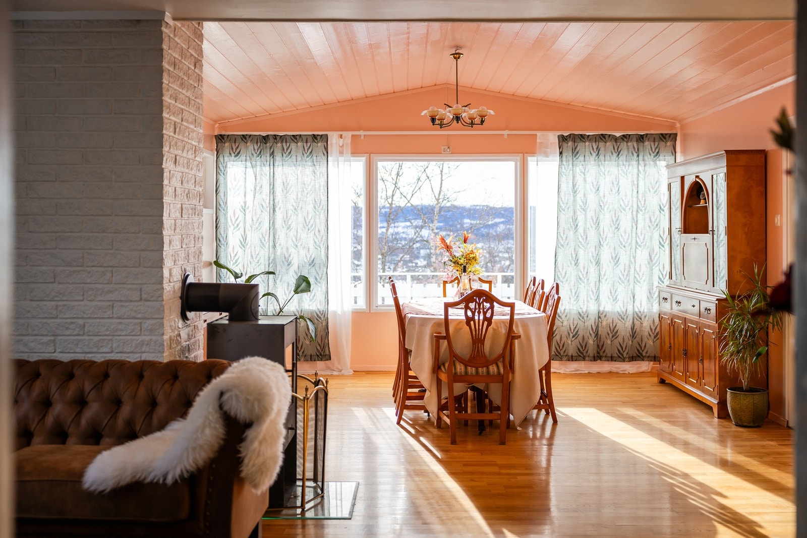 Her er det god plass for flere sittegrupper, og ulike møbleringsmuligheter. Galleribilde