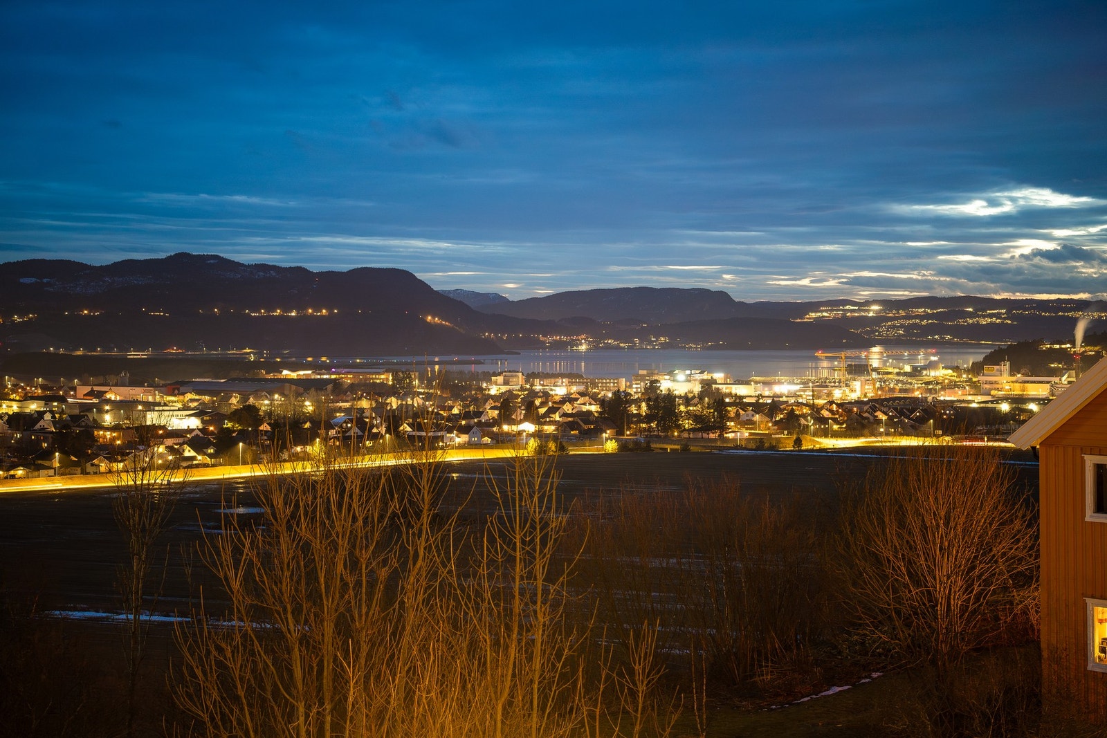 Nydelig utsikt og gode solforhold. Attraktiv beliggenhet i Stokkhaugan, med kort vei til 18-hulls golfbane og flotte turløyper i marka like ved. Galleribilde