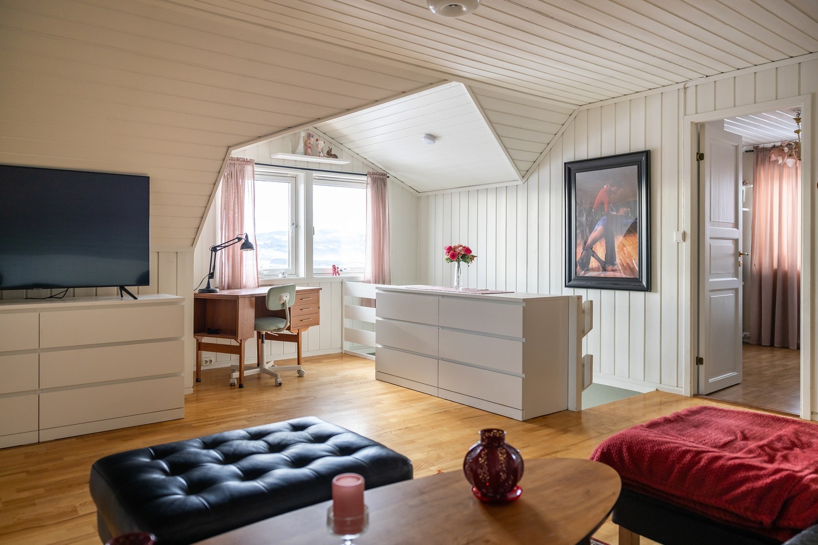 Loftstuen er på ca. 25 kvm og har god plass for sofagruppe til tv-stue. Galleribilde