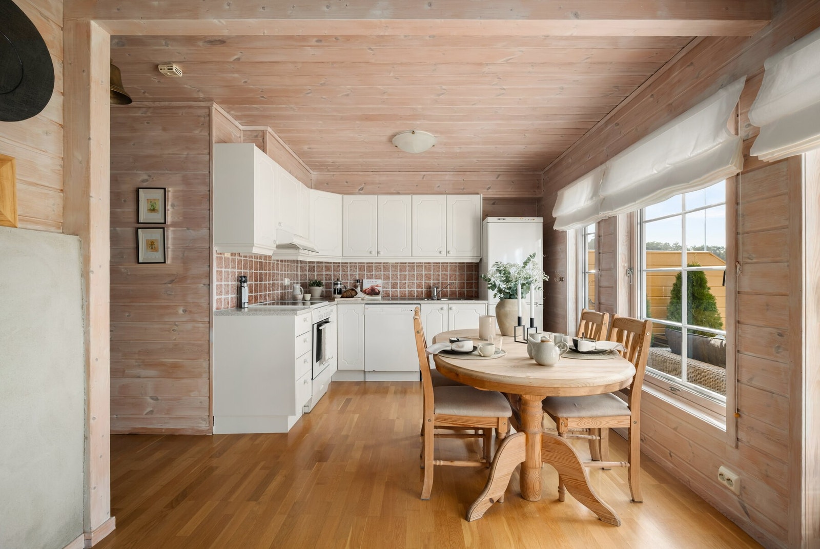 Tidsriktig kjøkken som har rikelig med skapplass. Galleribilde