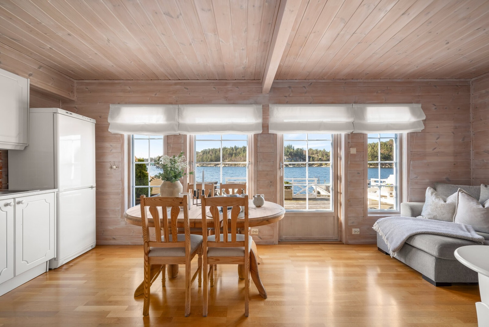 Stue og kjøkken med utgang til solrik terrasse Galleribilde