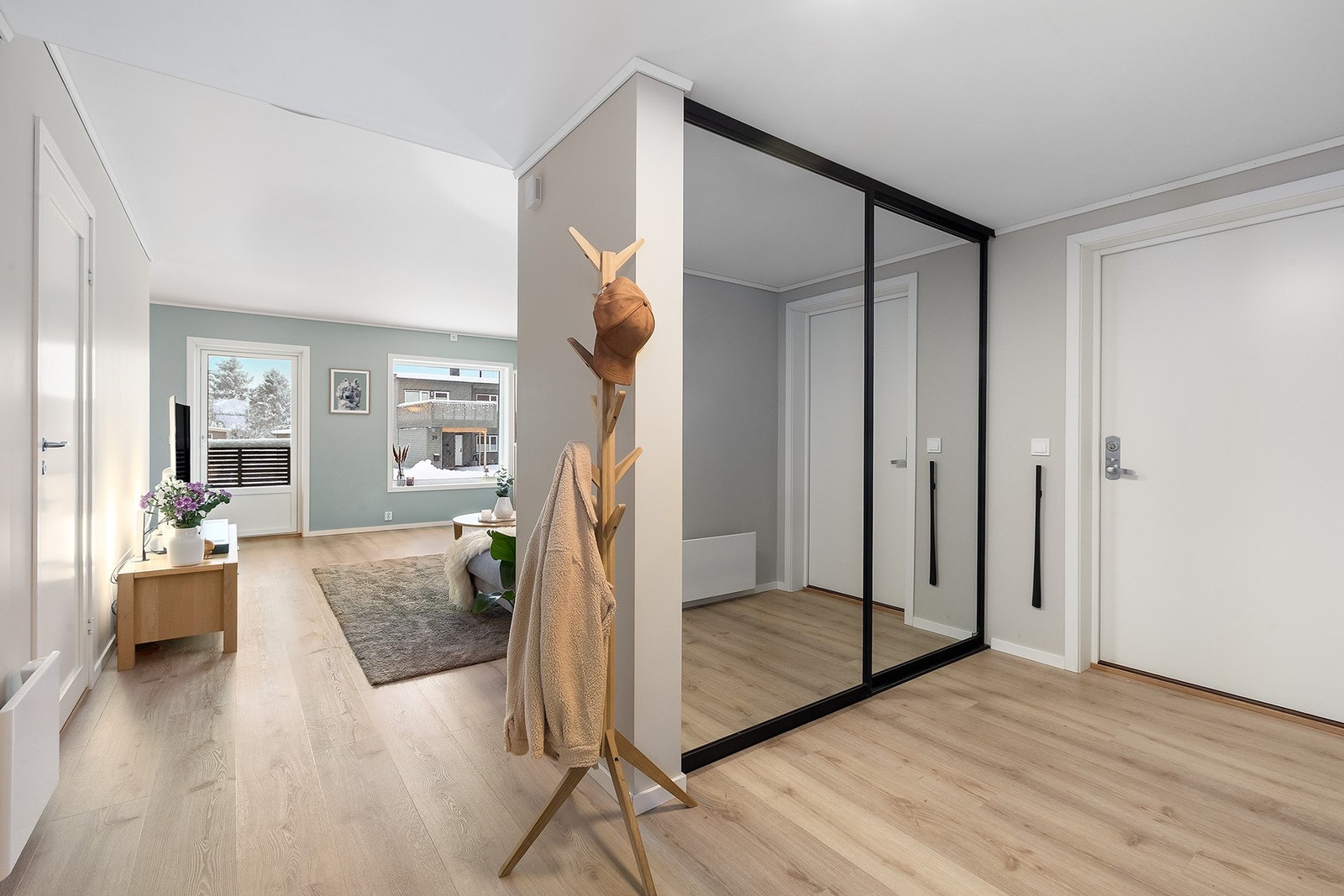 Entre med praktisk skyvedørsgarderobe. Galleribilde