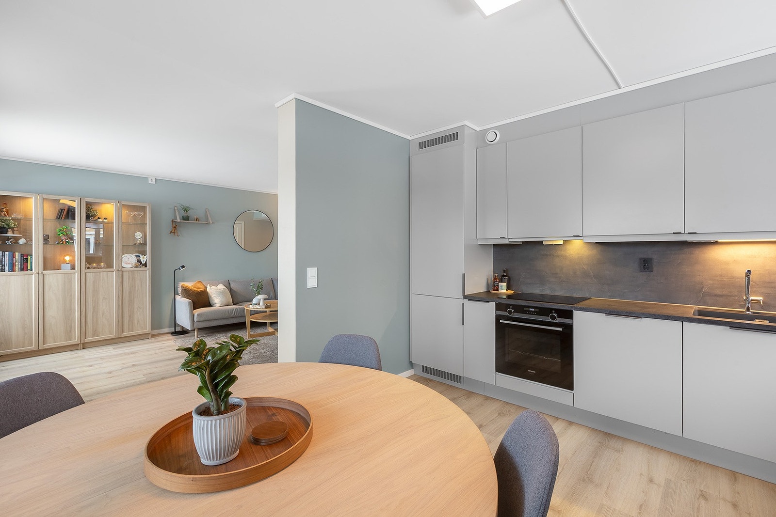 God planløsning med åpen stue/kjøkken og god plass til spiseplass. Galleribilde