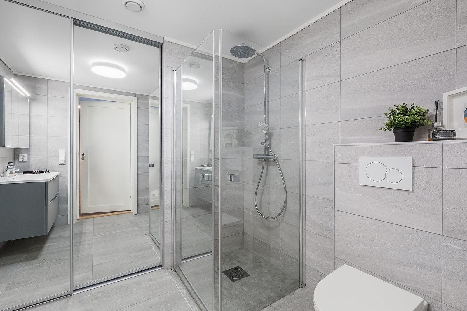 Badet har flislagt gulv og vegger, med gulvvarme. Galleribilde