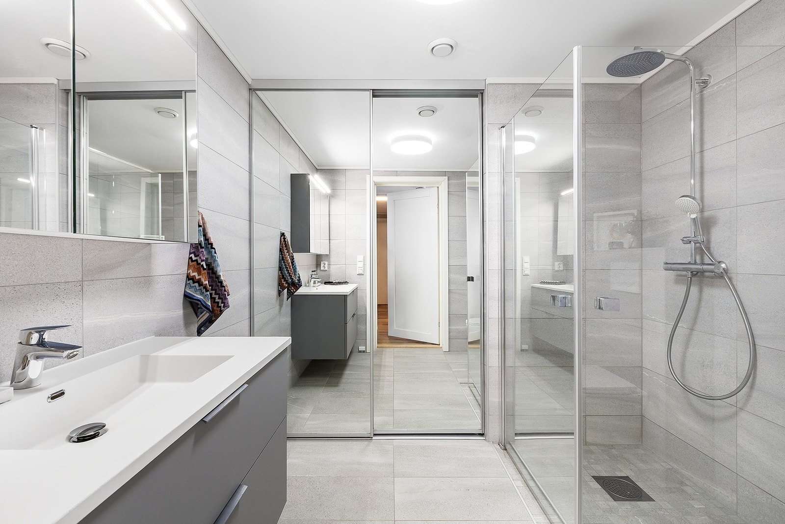 Vegghengt servant og nisje med opplegg til vaskemaskin. Galleribilde