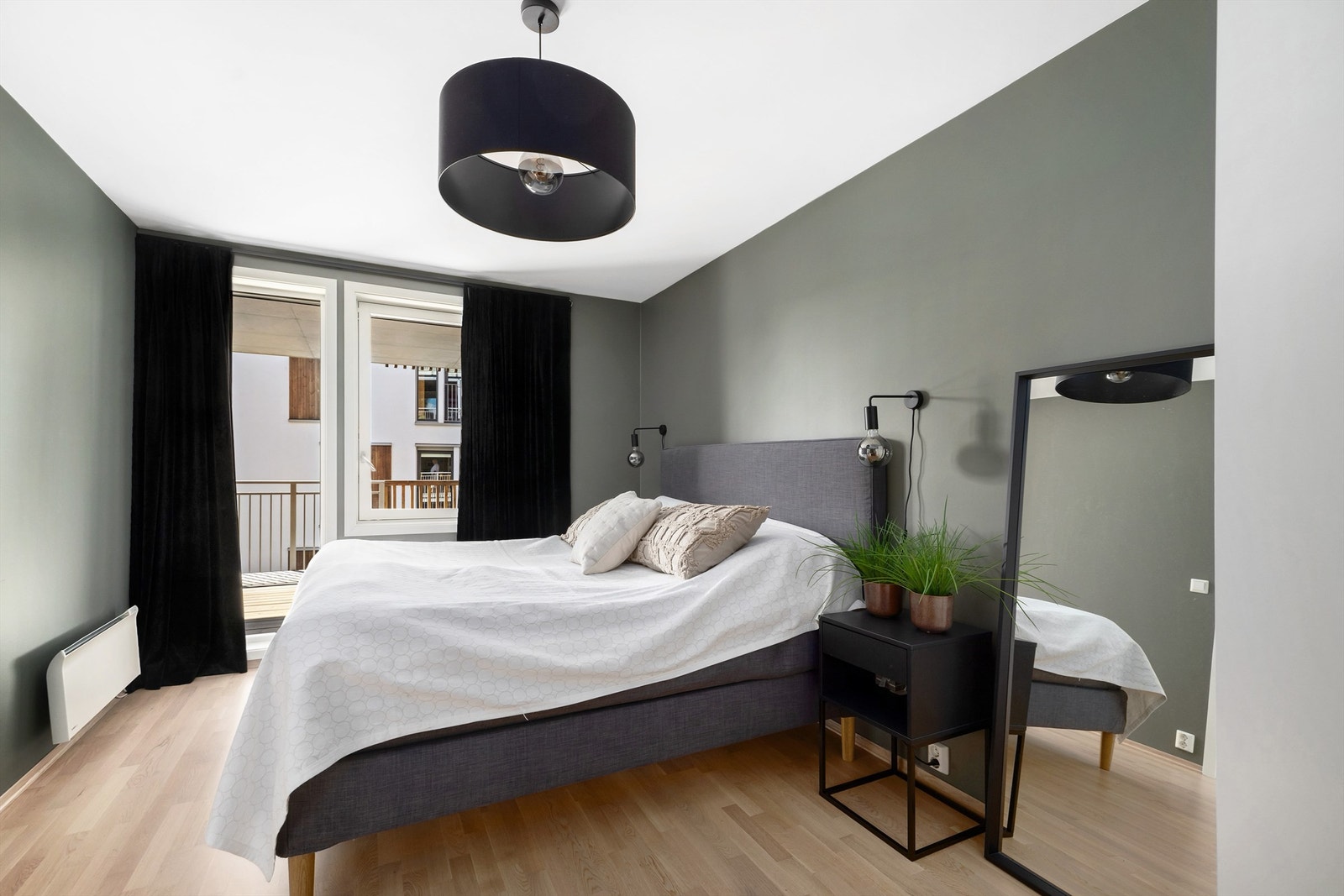 Romslig hovedsoverom med god plass til dobbeltseng. Galleribilde