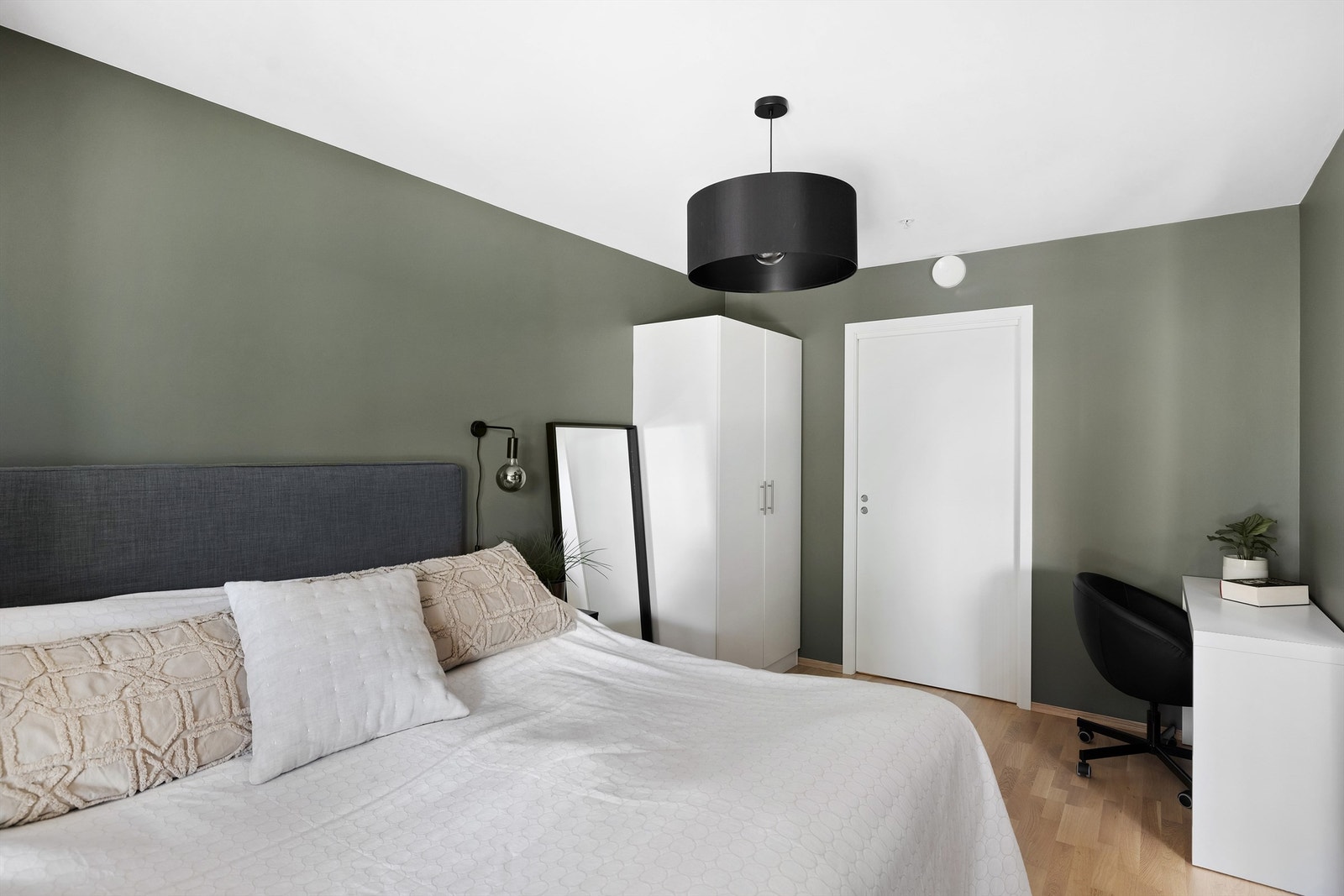 Hovedsoverommet har også plass til skrivebordsløsning, og er utstyrt med garderobeskap. Galleribilde