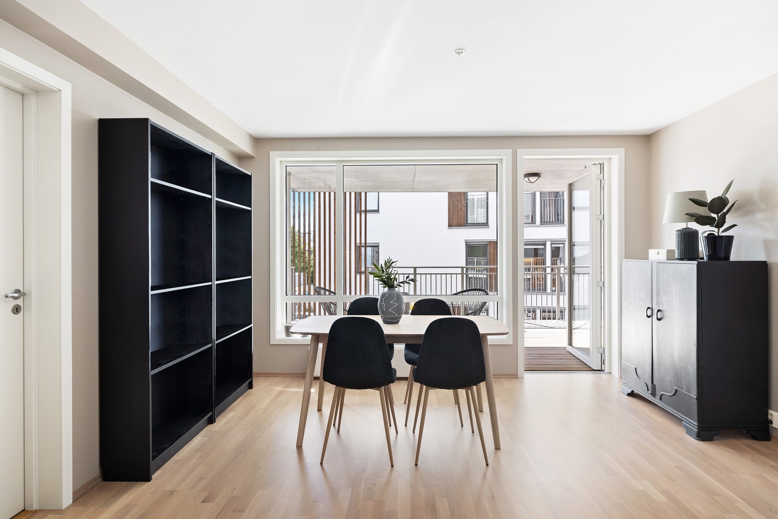 Spisestue og utgang til balkong. Galleribilde