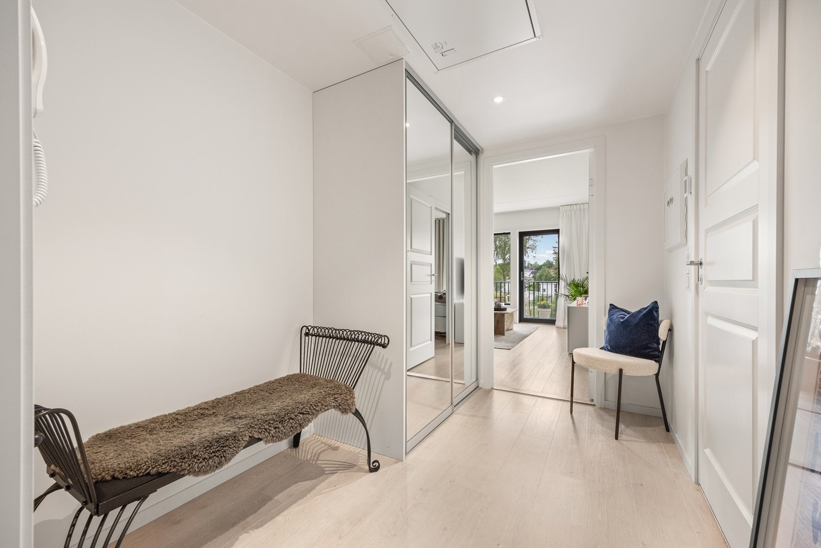 Lys entré med god oppbevaringsplass og stilrene detaljer. Galleribilde