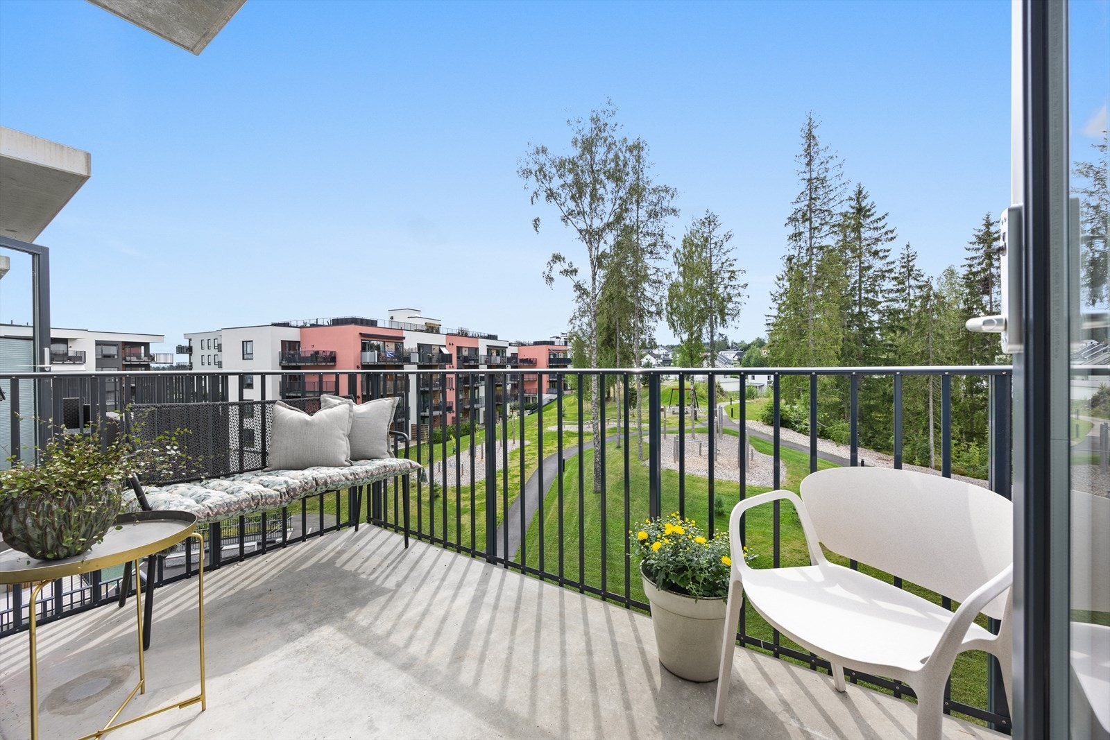 Fra stuen har du utgang til balkongen som vender fint inn mot hyggelig fellesområde. Galleribilde