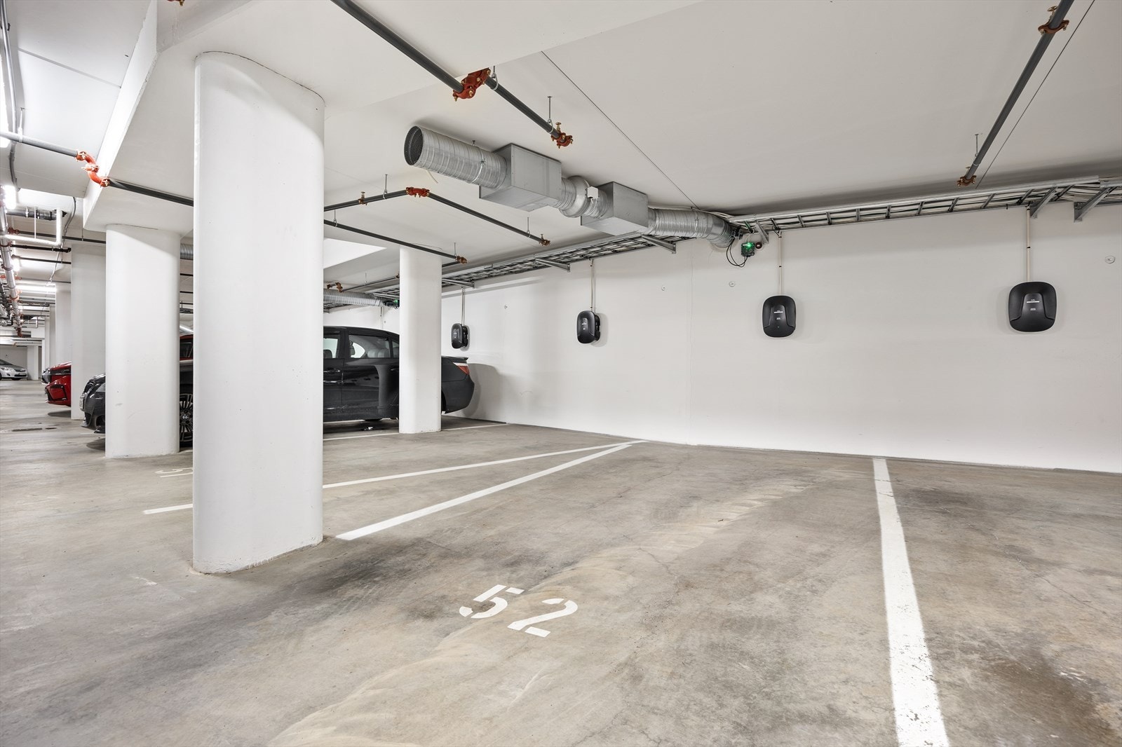 Det vil være mulig å kjøpe garasjeplass i felles garasjekjeller til kr. 250.000,- + omk. i tillegg til leiligheten. Det er installert elbillader på garasjeplassen. Galleribilde