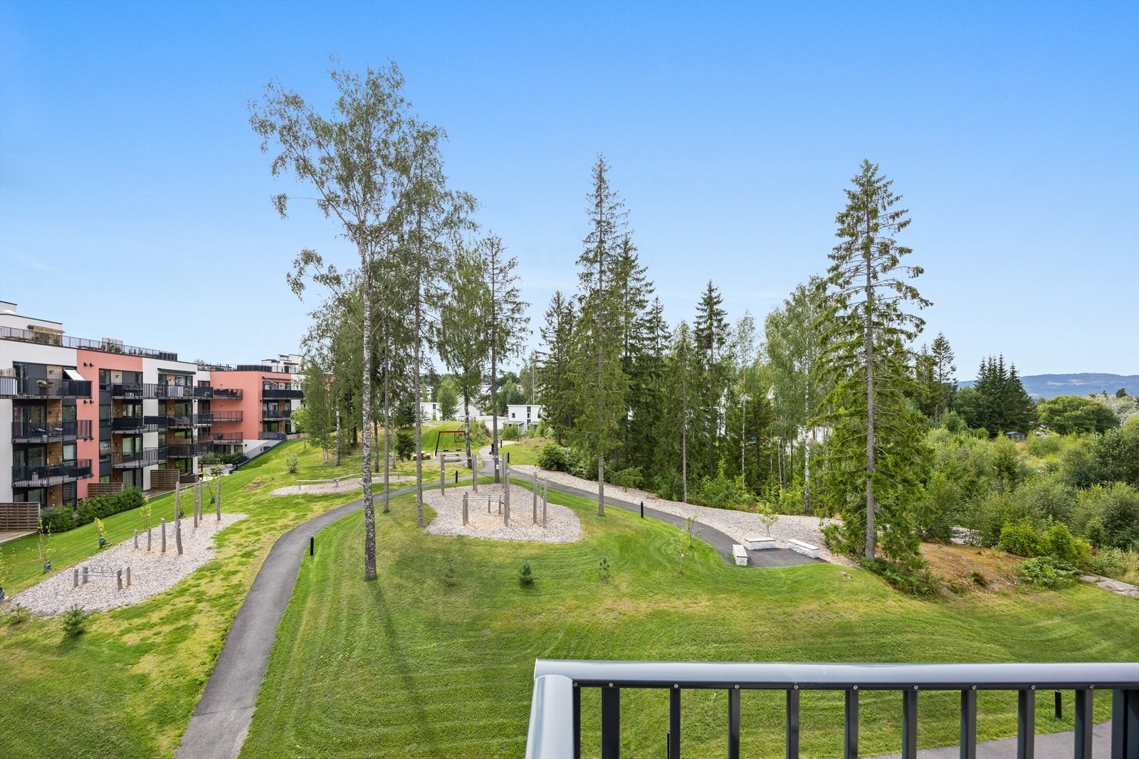 Pent opparbeidede fellesområder med gangstier og grønne omgivelser. Galleribilde