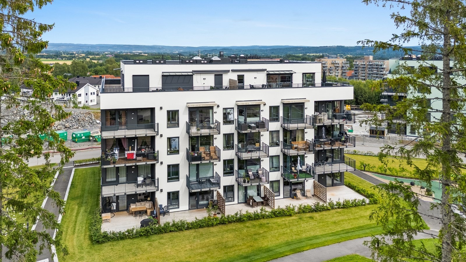 Fellesarealene rundt bygget gir et hyggelig bomiljø. Galleribilde