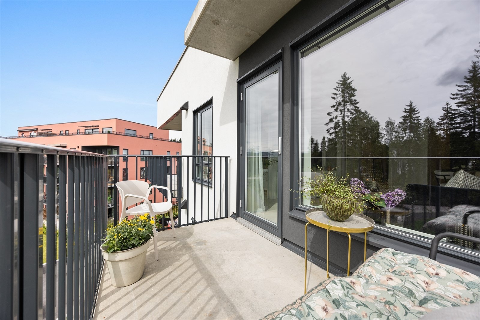 Balkong med adkomst fra stuen - nyt rolige øyeblikk utendørs. Galleribilde