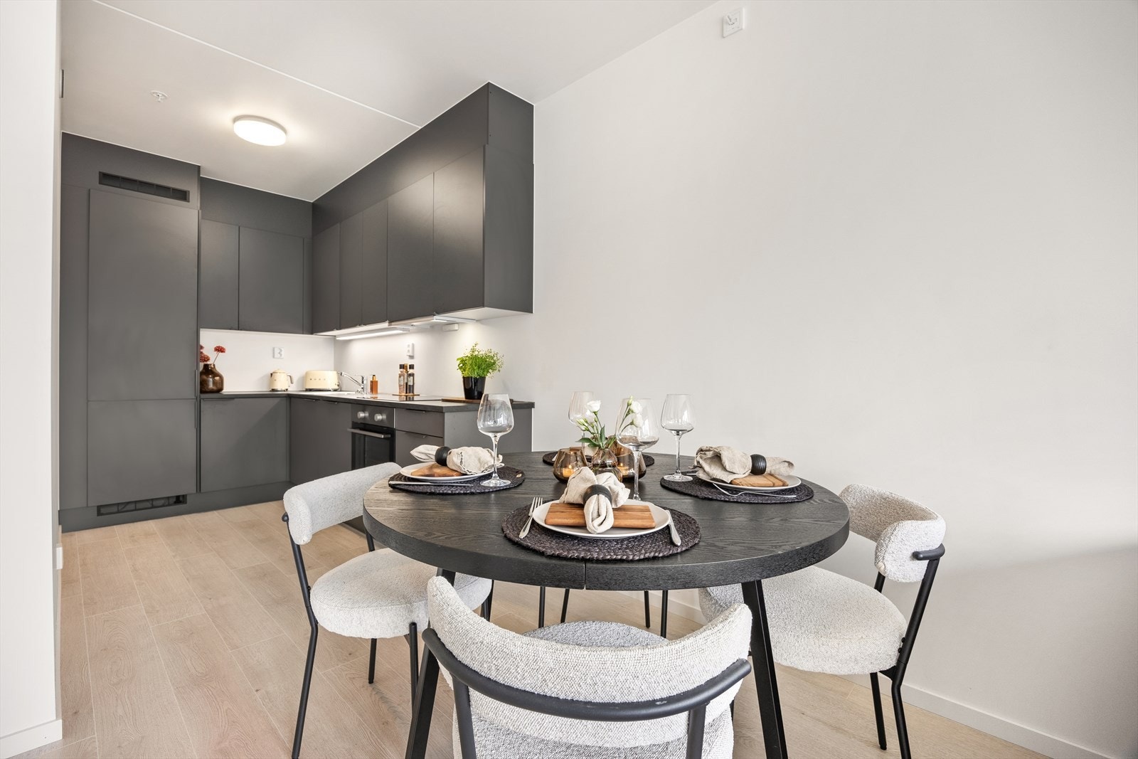 Spiseområdet gir rom for hyggelige måltider med gjester og familie. Galleribilde