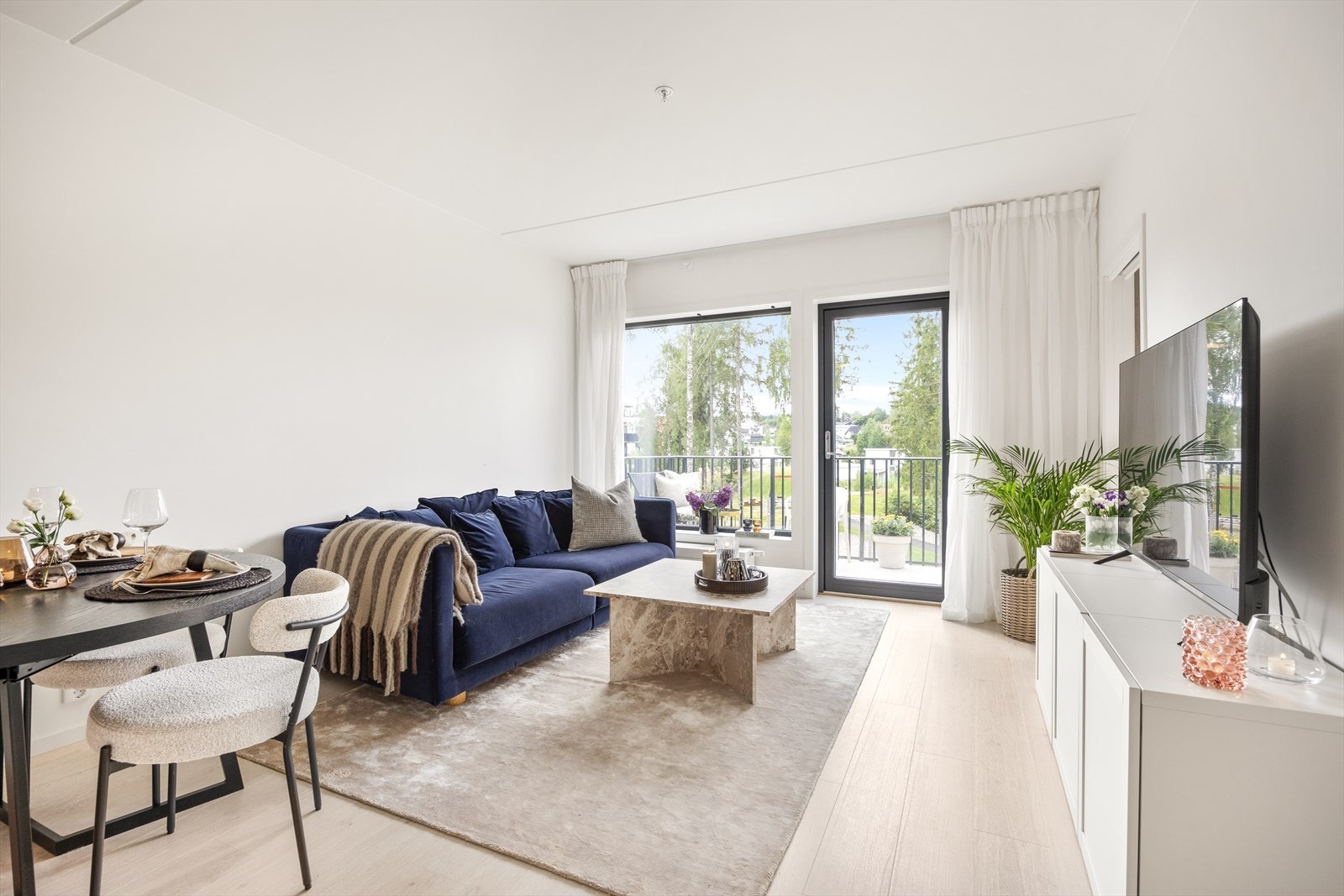 Den åpne stue- og kjøkkenløsningen gir fleksible møbleringsmuligheter og en innbydende atmosfære. Galleribilde